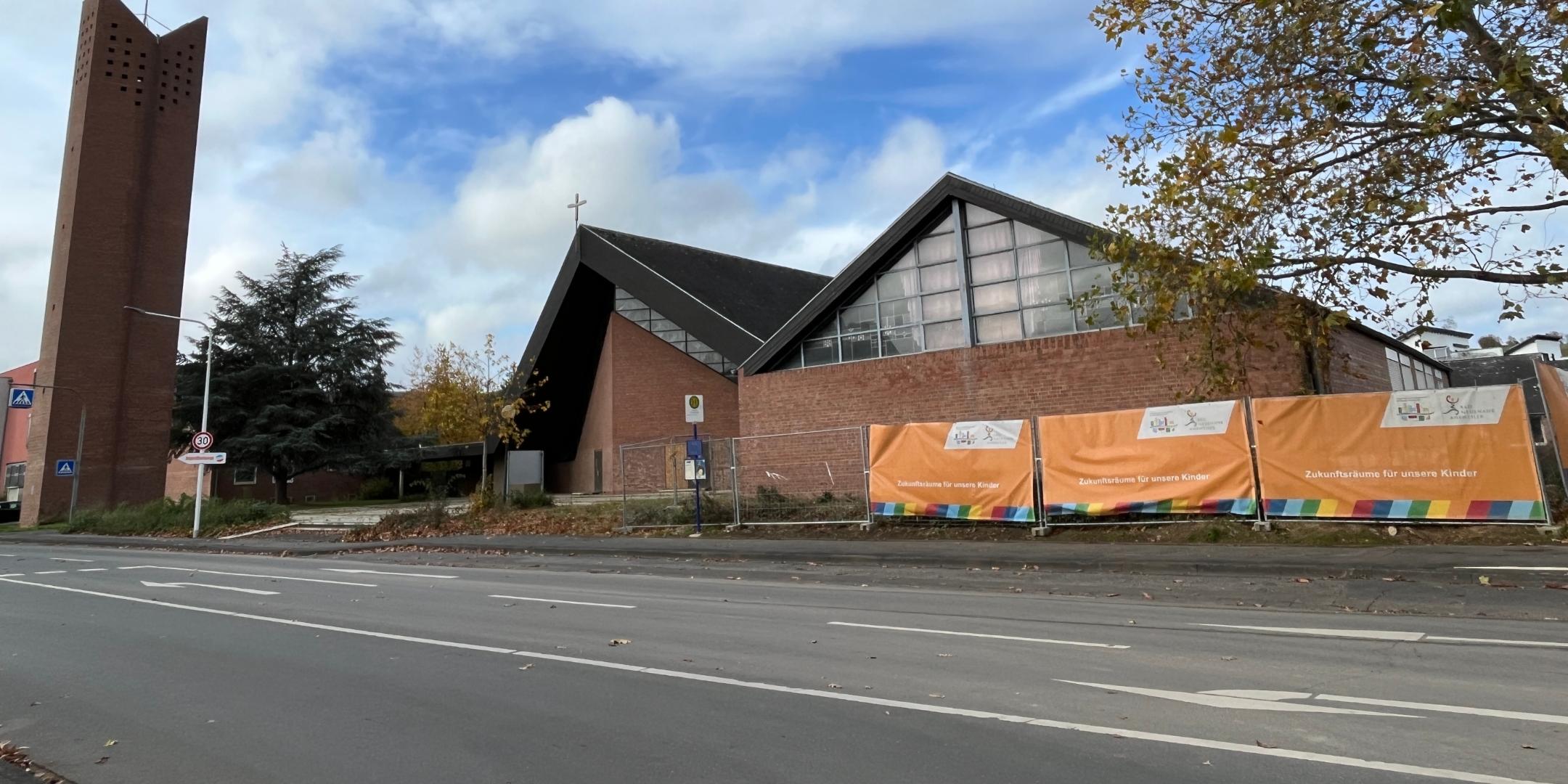 Derzeit prüft eine Machbarkeitsstudie, wie das Gelände rund um die Kirche St. Pius genutzt werden kann.