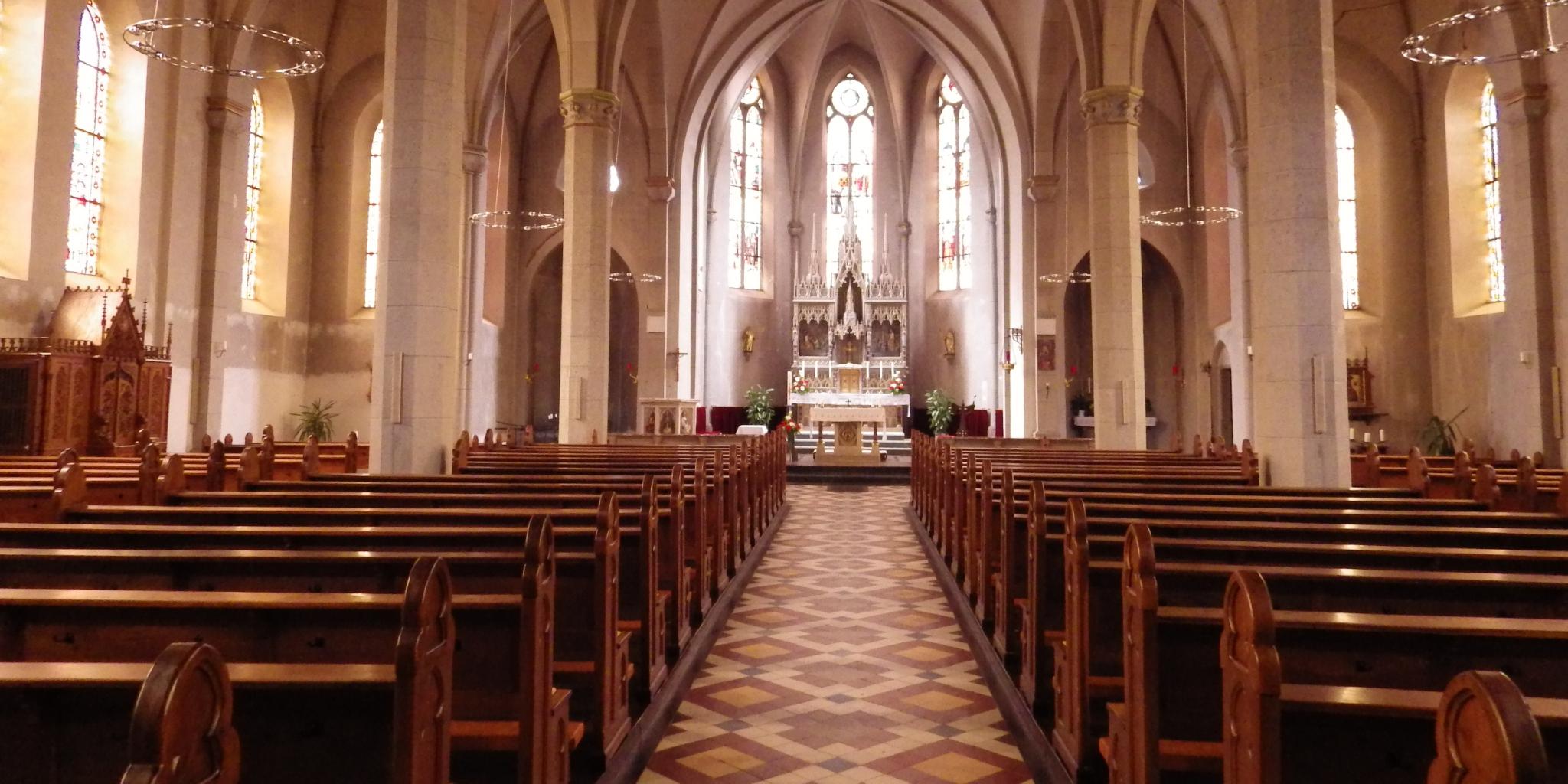 Ein Kirchenschiff von innen.