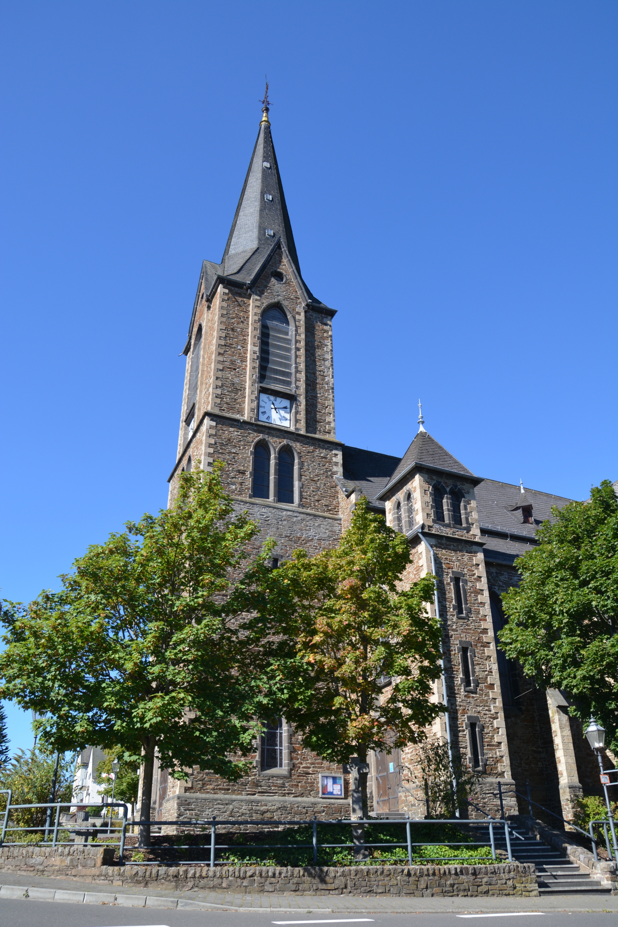 Ein Kirchengebäude von außen.