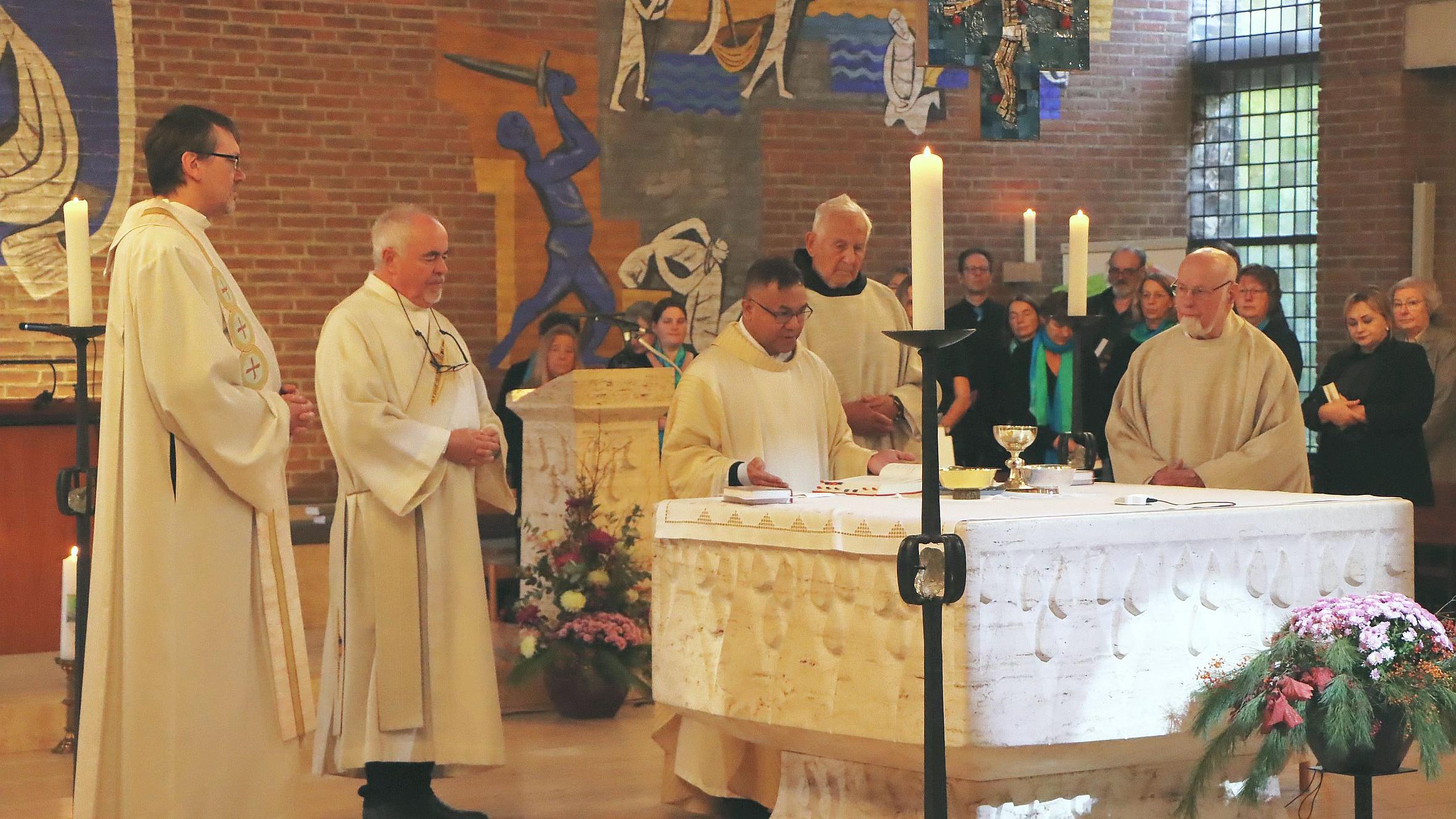 Provinzialrat Pater Fidelis Regi Waton SVD aus Sankt  Augustin (Bildmitte am Altar) leitete  in der Kirche St. Paul den festlichen  Jubiläumsgottesdienst am Weltmissionssonntag.