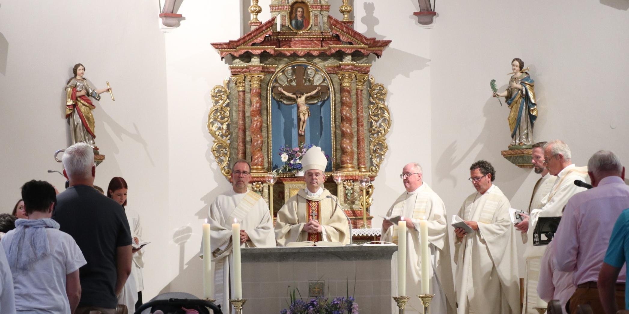 Am Altar steht Weihbischof Brahm und weitere Zelebranten
