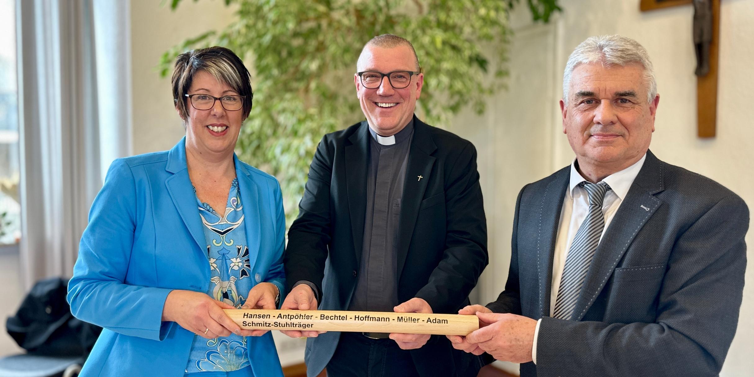 Staffelstabsübergabe in der Abteilung Schule und Religionsunterricht: die neue Leiterin Dr. Kerstin Schmitz-Stuhlträger, Domvikar Matthias Struth, Leiter des Bereichs Kinder, Jugend und Bildung (Mitte) und der scheidende Leiter Albrecht Adam