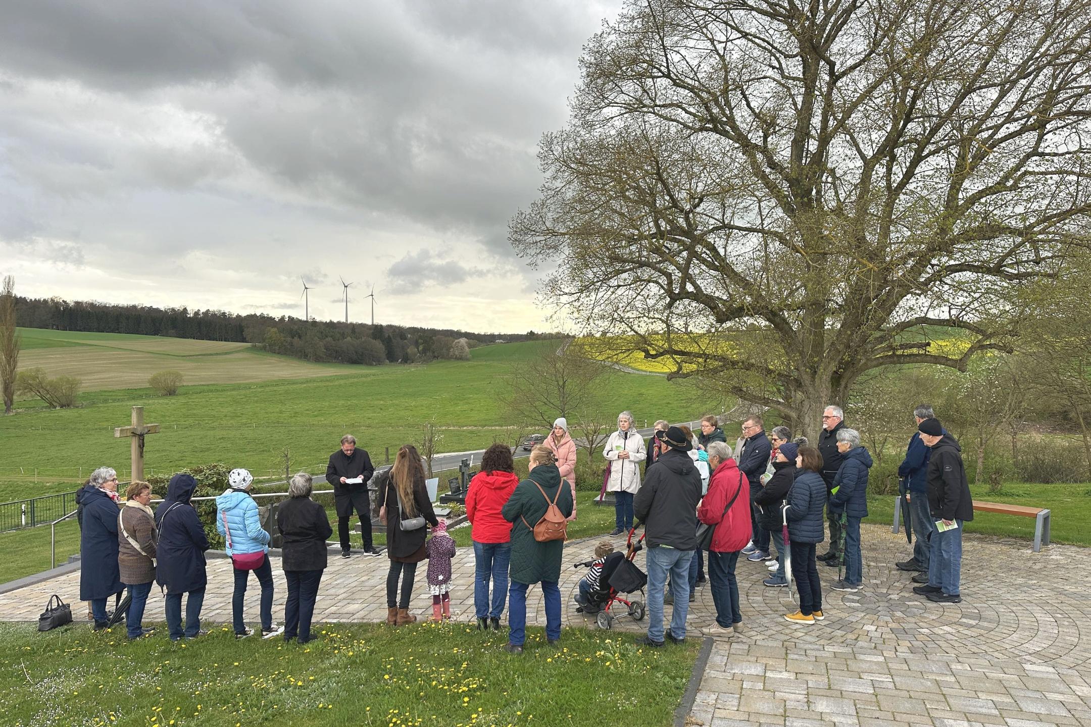 Die zweite Station fand am Friedhof in Benzweiler statt und ging auf die vielen Herausforderungen ein, die sich den engsten Angehörigen rund um die Beerdigung eines geliebten Menschen stellen.