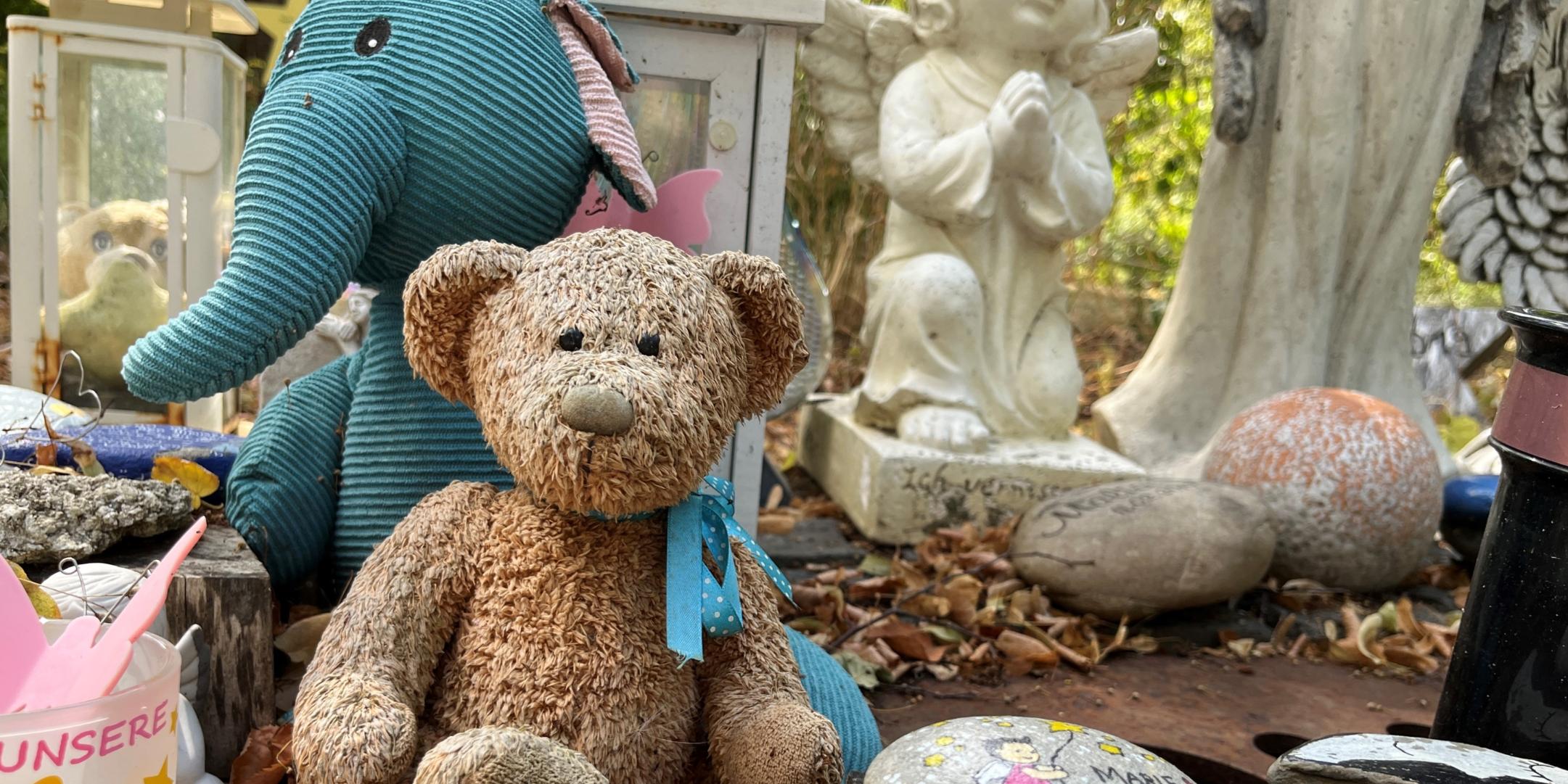 Kuscheltiere und andere Andenken können auf dem Sternenkinderfeld in Koblenz abgelegt werden.