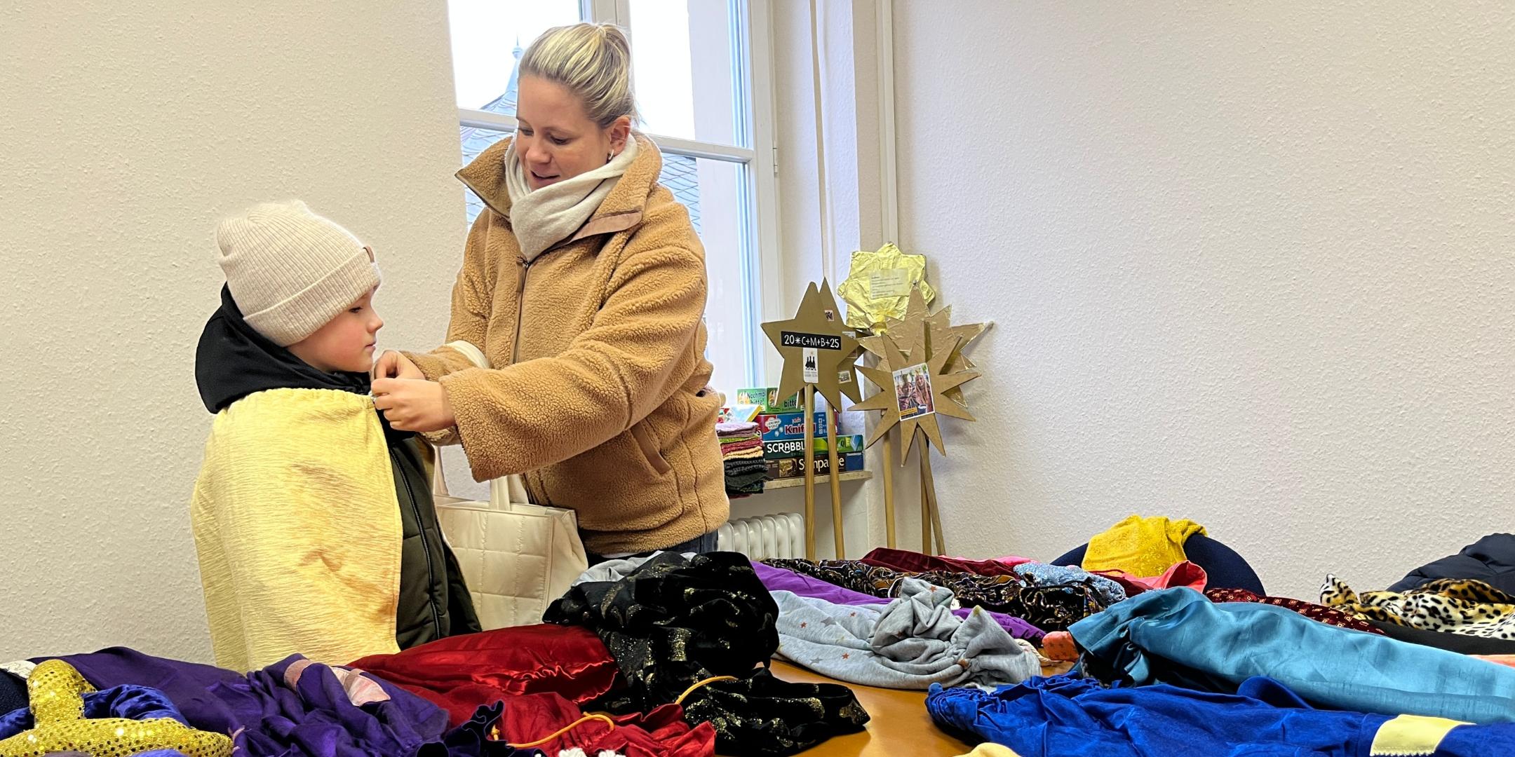 Die Eltern unterstützen nicht nur bei der Anprobe, sondern auch durch Fahrdienst oder Gruppenbegleitungen.