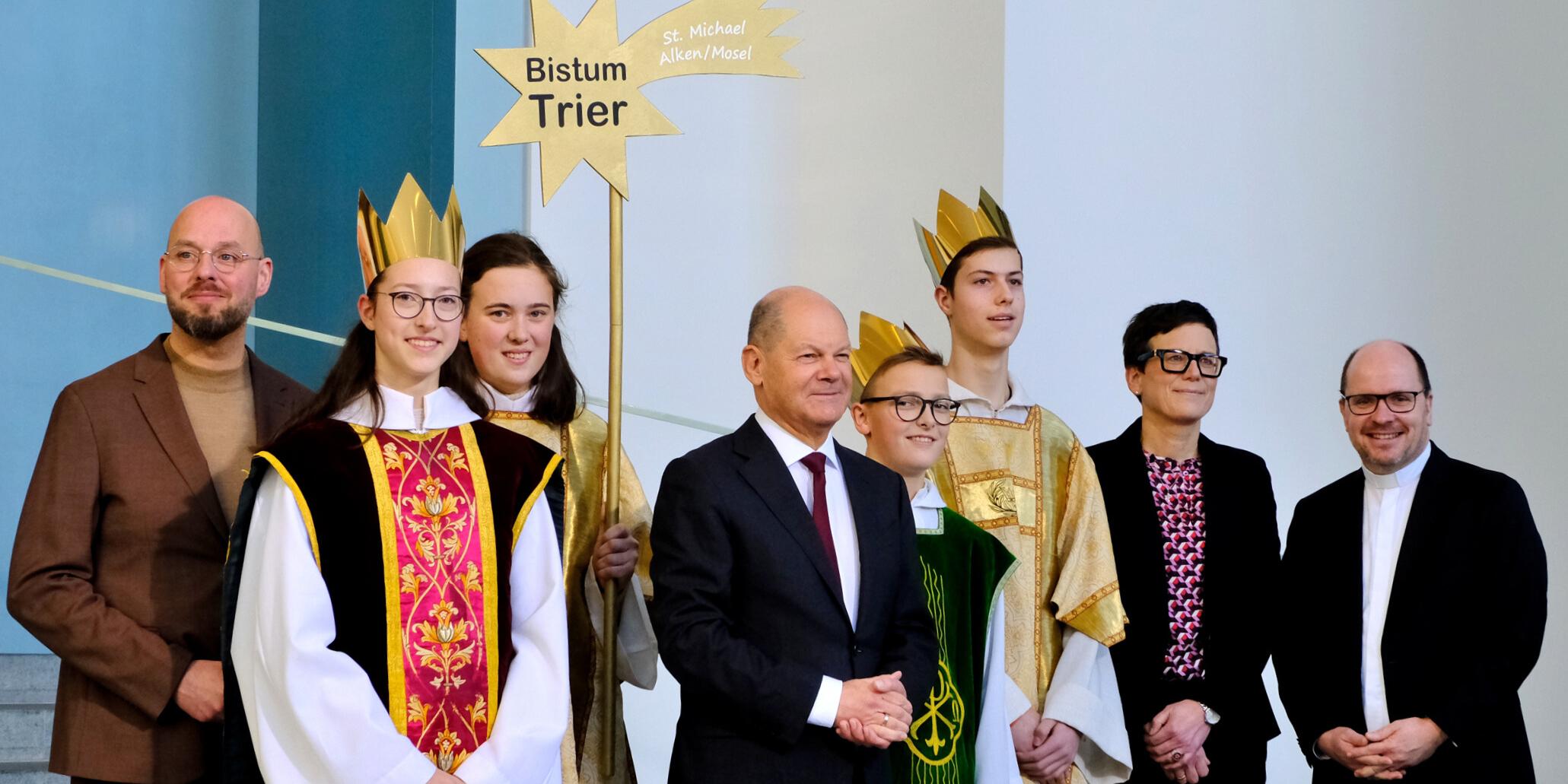 Johanna (17), Emma (16), Jakob (15) und Nils (14) sowie Begleiterin Anja Isaak aus der Gemeinde St. Michael in Alken stellten sich mit Bundeskanzler Olaf Scholz, Pfarrer Dirk Bingener, Präsident des Kindermissionswerks Die Sternsinger, und Domvikar Stefan Ottersbach, Bundespräses des BDKJ zum Foto auf.