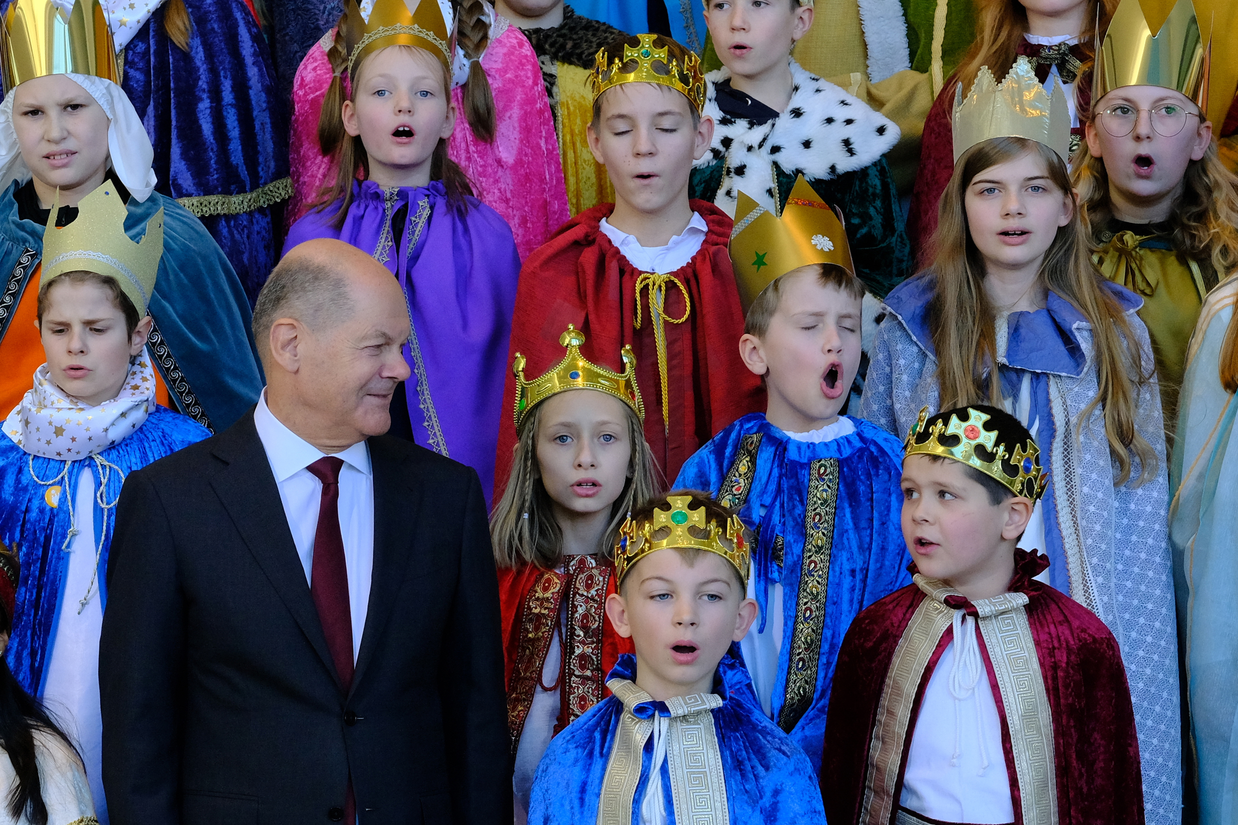 Bundeskanzler Scholz freut sich über den Besuch der Sternsinger.