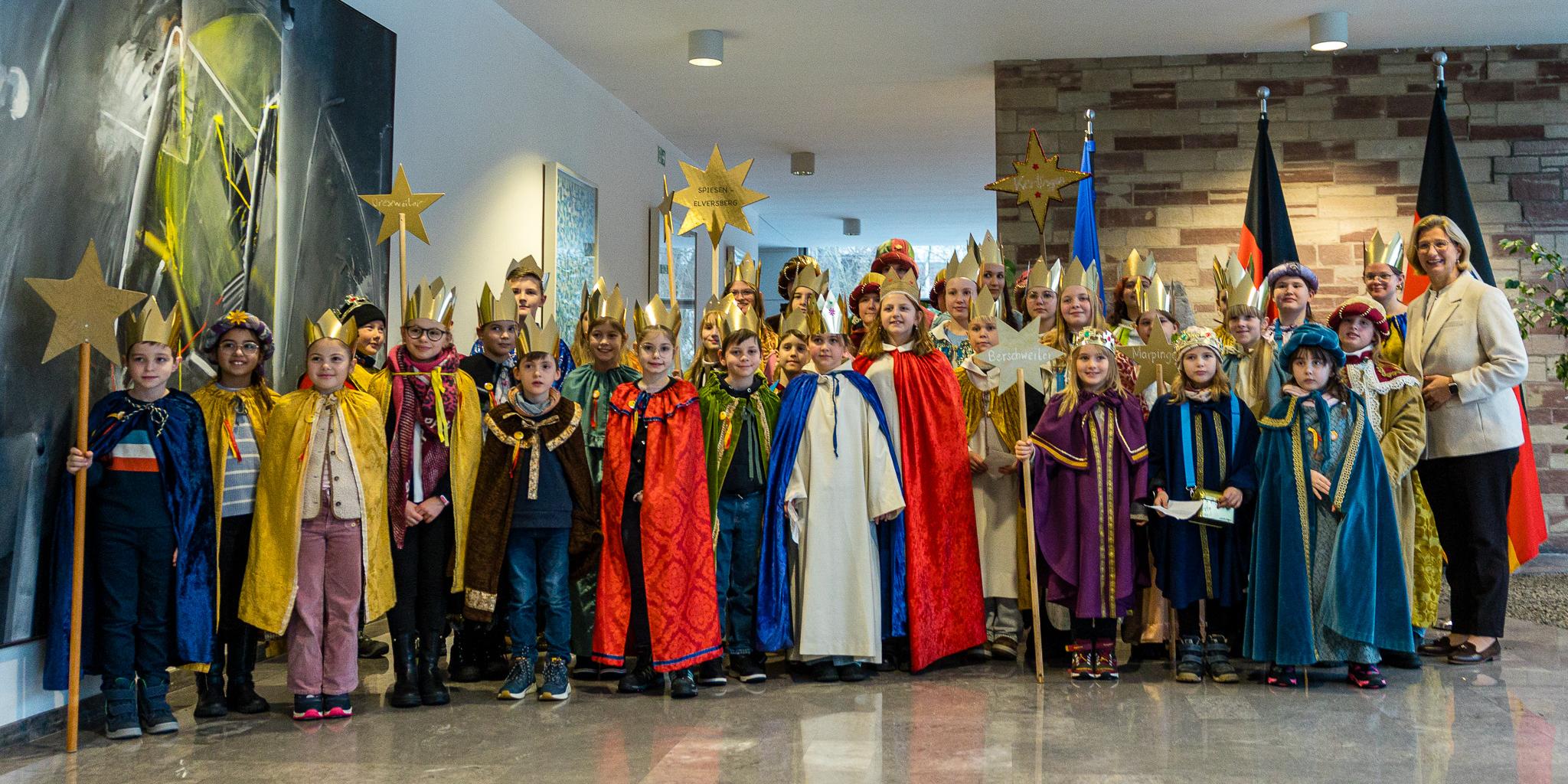 50 Sternsinger aus fünf Gruppen brachten den Segen zu Ministerpräsidentin Anke Rehlinger.