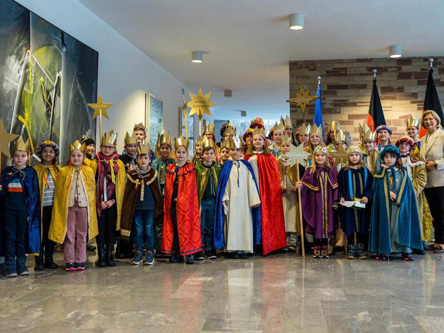 50 Sternsinger aus fünf Gruppen brachten den Segen zu Ministerpräsidentin Anke Rehlinger.