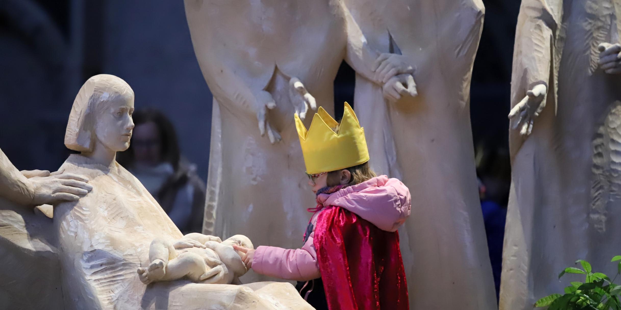 Eine der jüngsten Sternsingerinnen an Krippe