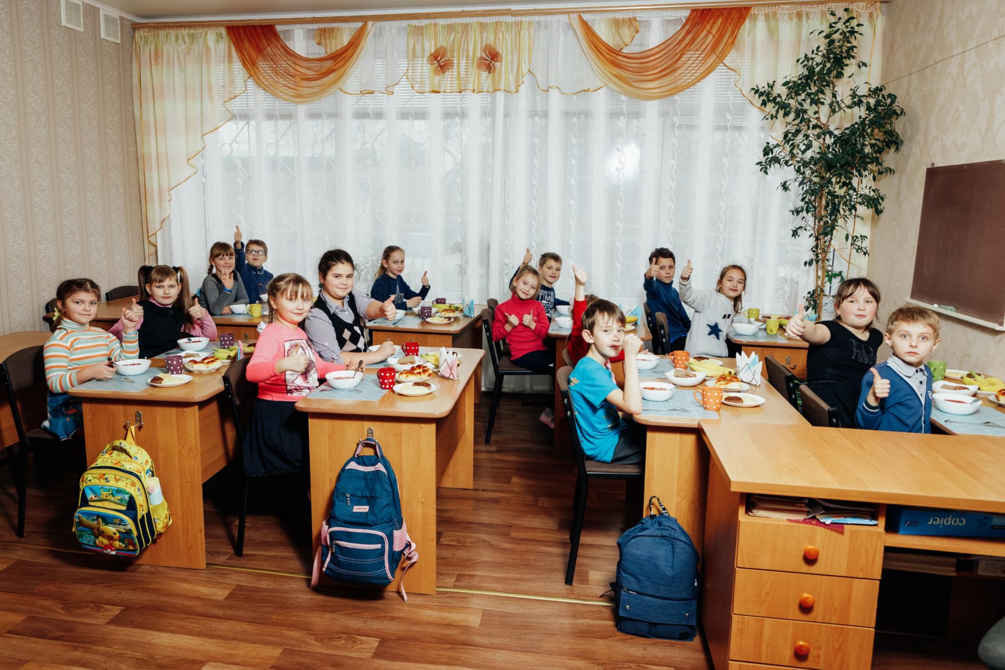 Im Caritas-Familienzentrum in Konotop, das von der 'Stiftung Menschen in Not' unterstützt wird, lernen die Kinder gemeinsam.