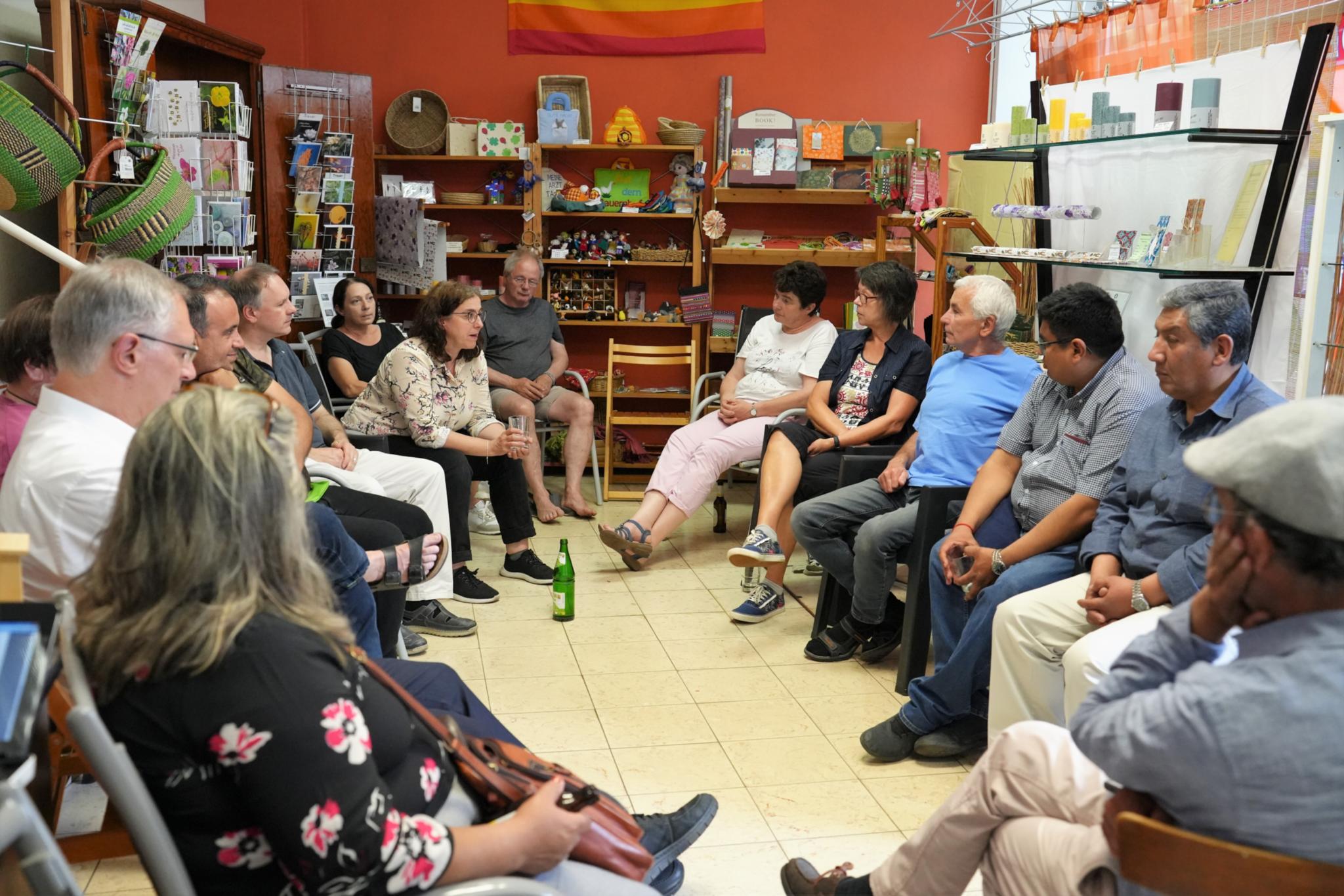 Bolivianische Vertreter der Stiftung Chucuisaca zu Gast im Weltladen Foehren