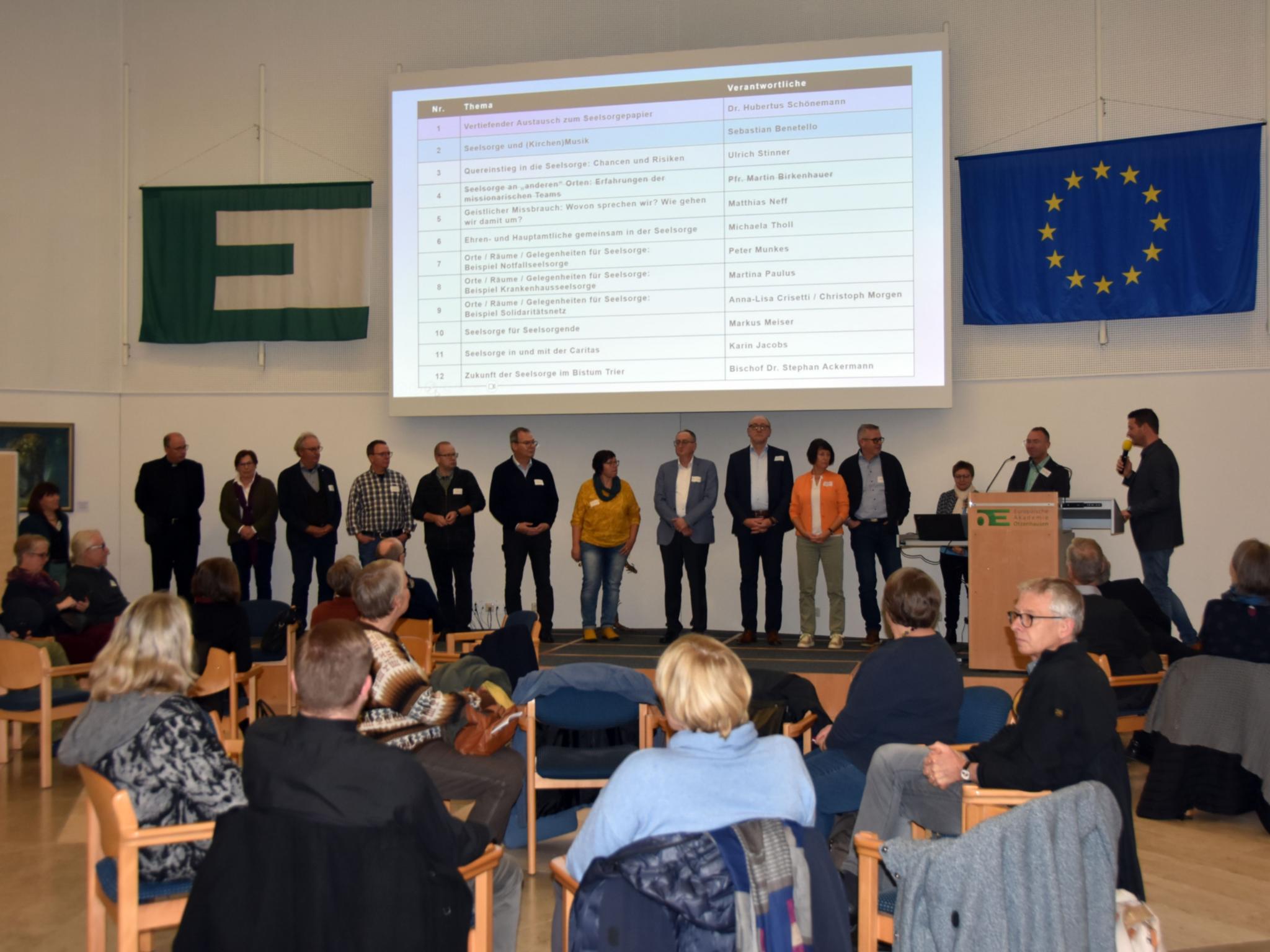 Die Leiterinnen und Leiter der Gesprächsgruppen stellen ihre Angebote vor.