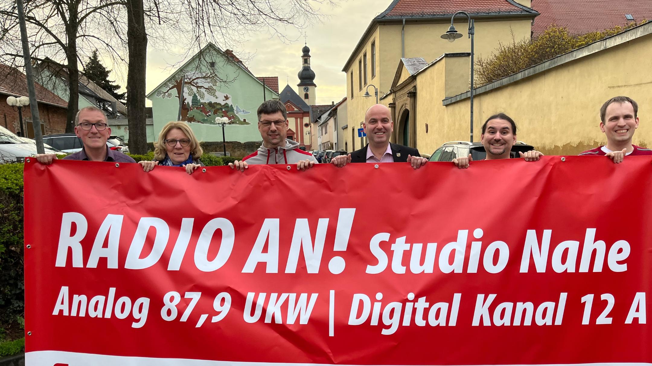 Seit 20 Jahren funkt das Pfarr-Radio-Team um Michael Pauken (3.v.li.) über UKW aus dem Bretzenheimer Kirchturm.