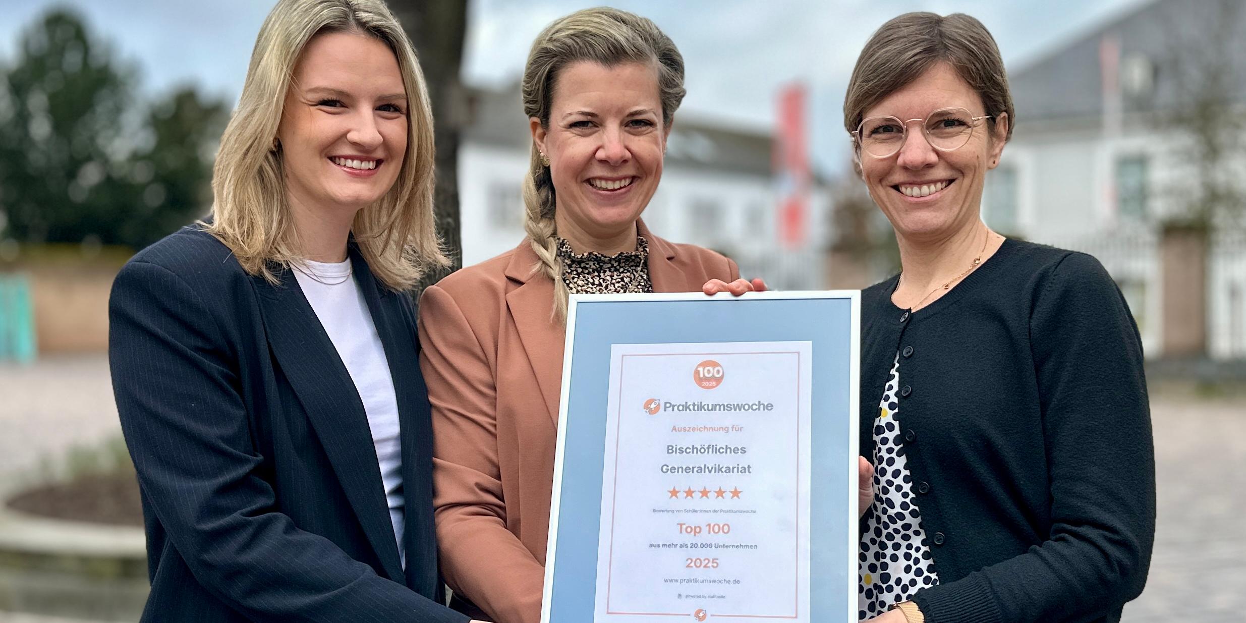 Auf dem Foto zu sehen die folgenden Personen: Svenja Buzziol (Mitte) von der IHK Trier überreicht die Auszeichnung an Lina Brendel (li.) und Frauke Backes