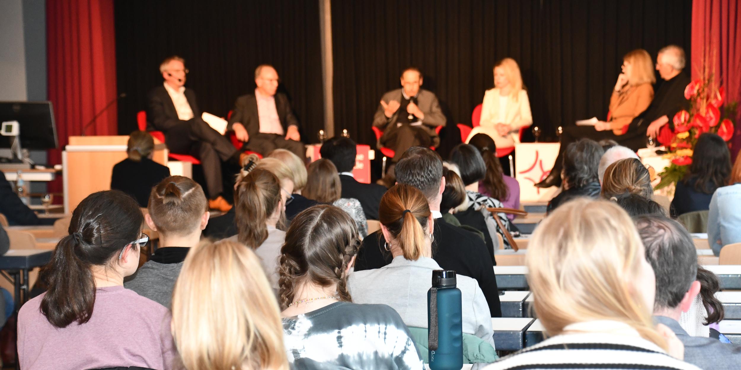 Podiumsdiskussion zu Fragen der sozialen Gerechtigkeit.