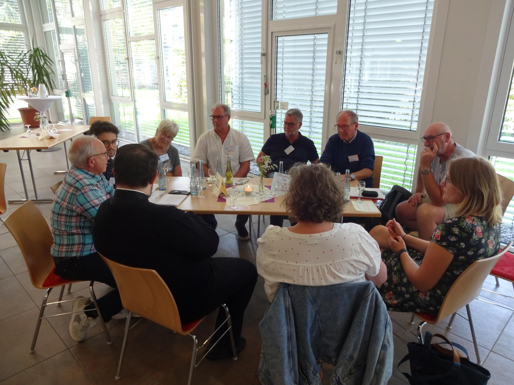 In Tischgruppen befassten sich die Anwesenden mit verschiedenen Themenfeldern.