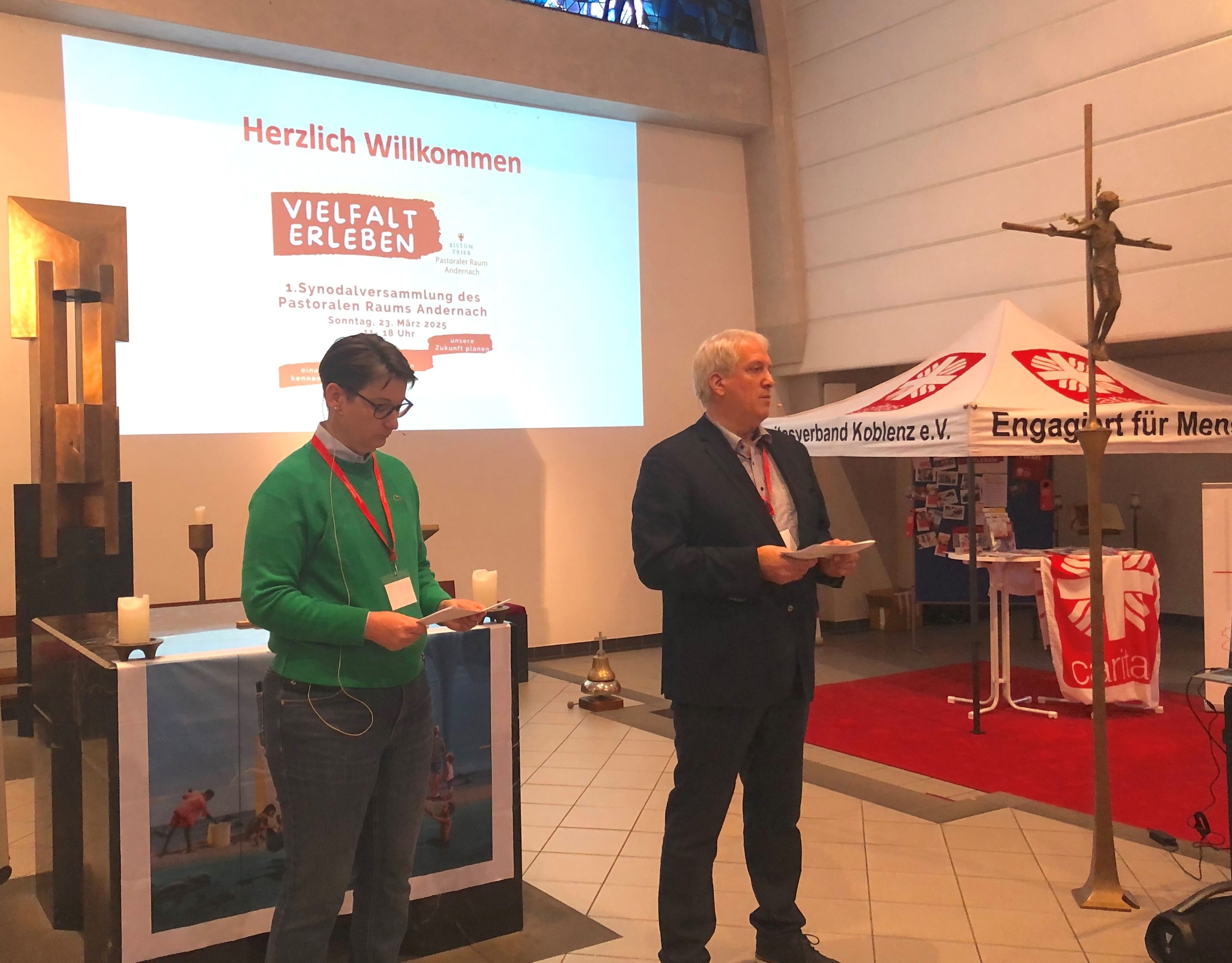 Pastoralreferentin Simone Thomas und Dr. Werner Schneichel vom Pastoralen Rat bei der Eröffnung der Synodalversammlung.