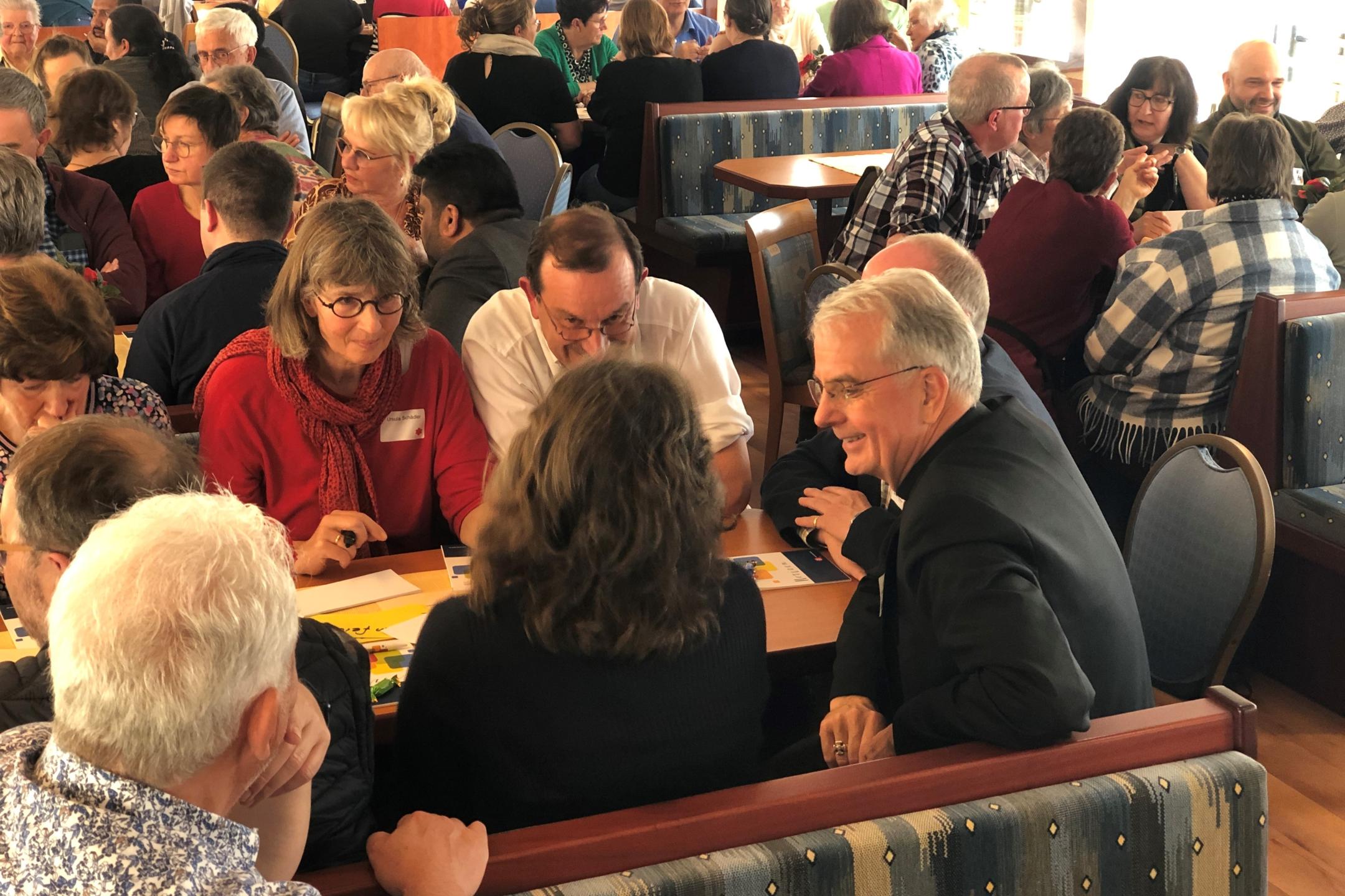 Engagiert diskutierte die Synodalversammlung über die künftigen Schwerpunkte der Arbeit im Pastoralen Raum. Mit dabei auch Weihbischof Jörg Michael Peters.
