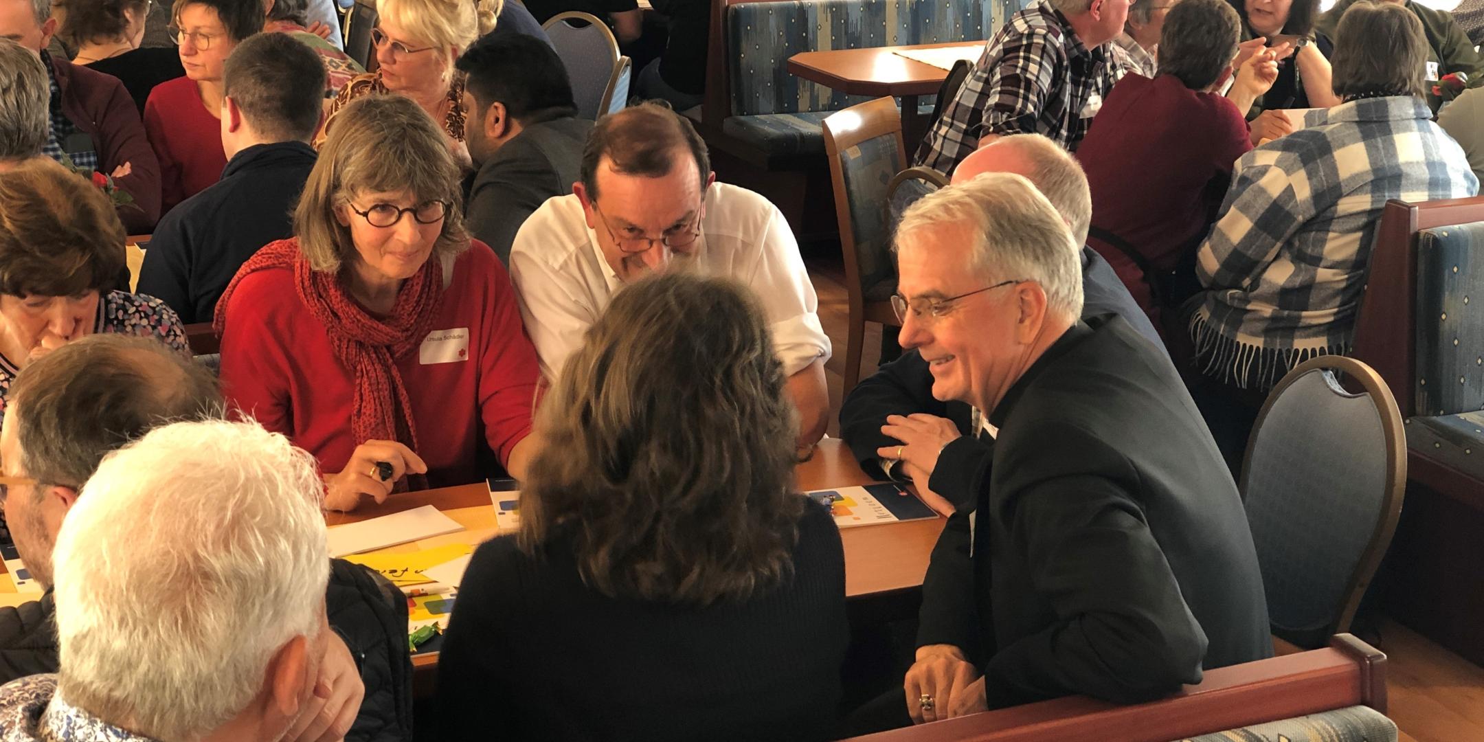 Engagiert diskutierte die Synodalversammlung über die künftigen Schwerpunkte der Arbeit im Pastoralen Raum. Mit dabei auch Weihbischof Jörg Michael Peters.