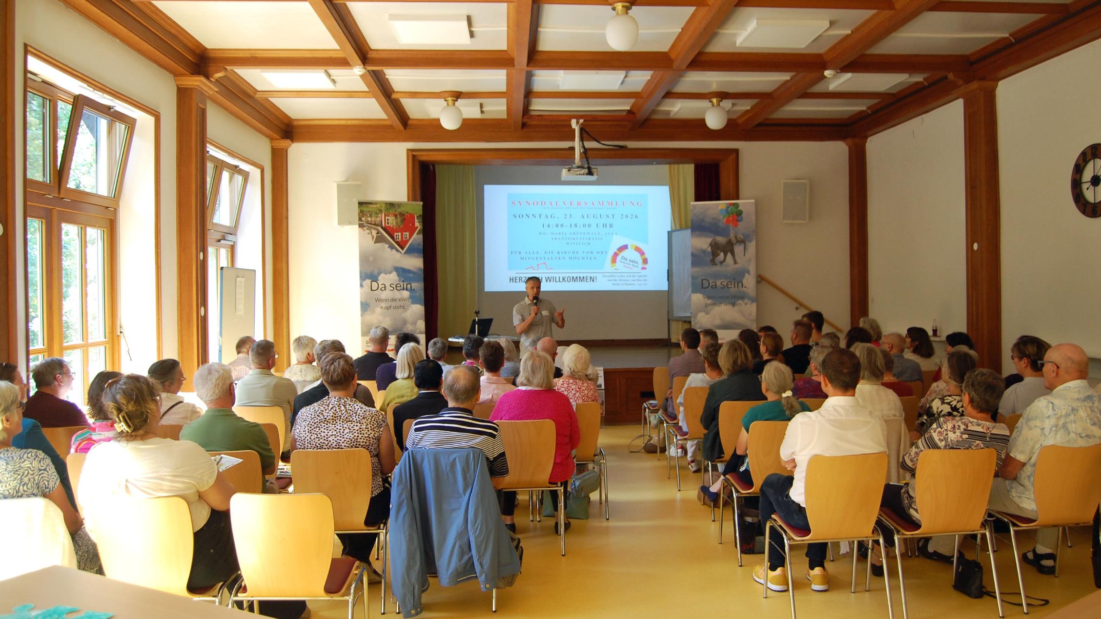 68 Interessierte waren zur Synodalversammlung des Pastoralen Raums gekommen, um am „Zukunftsbild“ für ihre Kirche mitzuarbeiten.