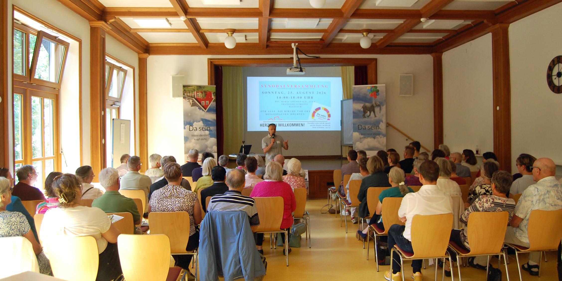 68 Interessierte waren zur Synodalversammlung des Pastoralen Raums gekommen, um am „Zukunftsbild“ für ihre Kirche mitzuarbeiten.
