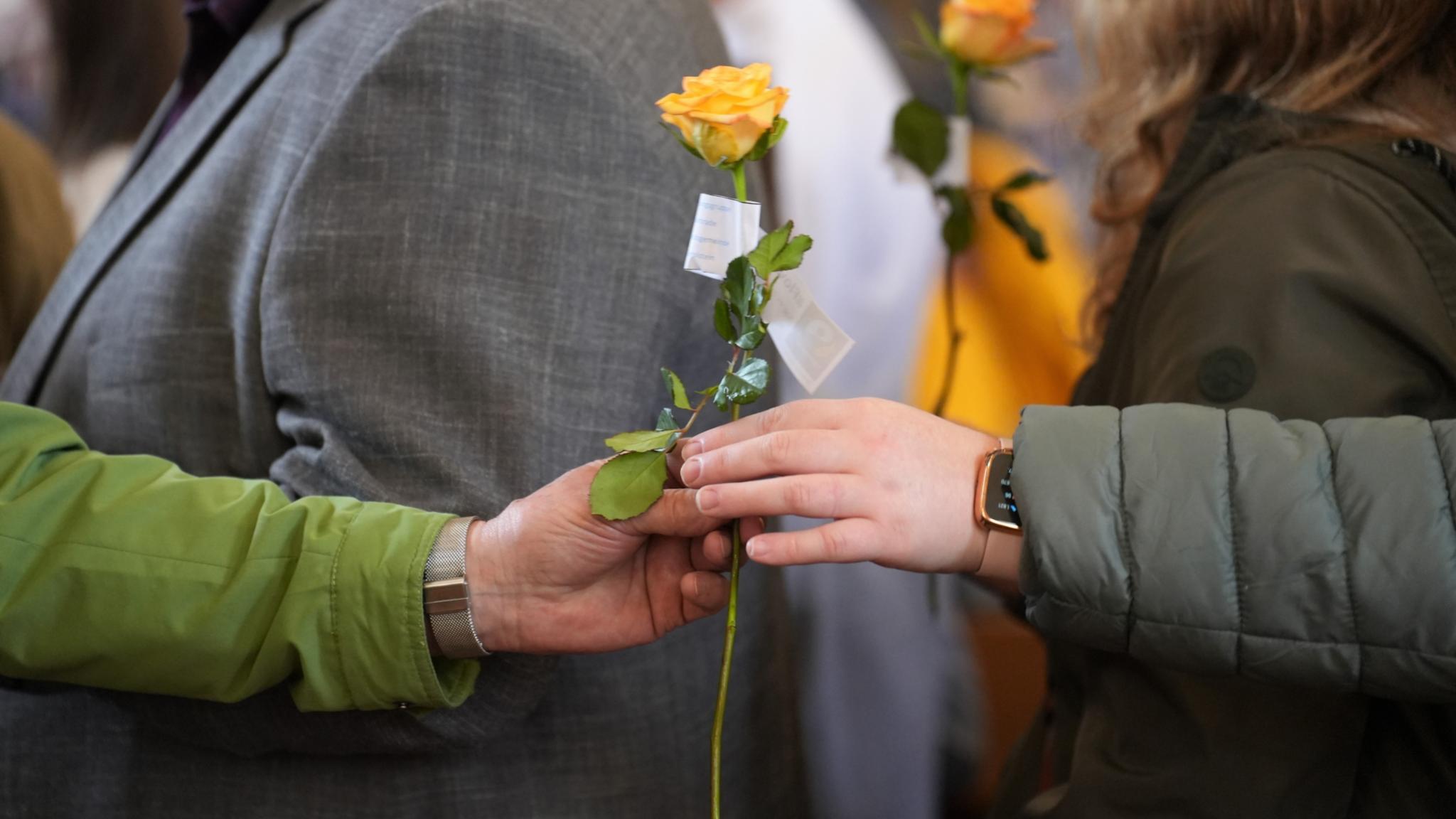 Für alle Teilnehmenden gab es eine fair gehandelte Rose