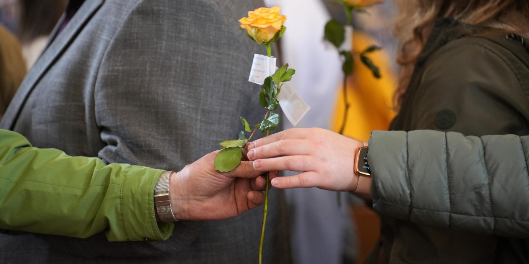 Für alle Teilnehmenden gab es eine fair gehandelte Rose