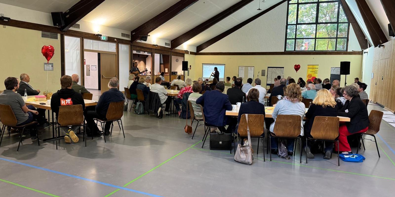 Rund um verschiedene thematische Tische kamen die Teilnehmenden bei der Synodalversammlung miteinander ins Gespräch.