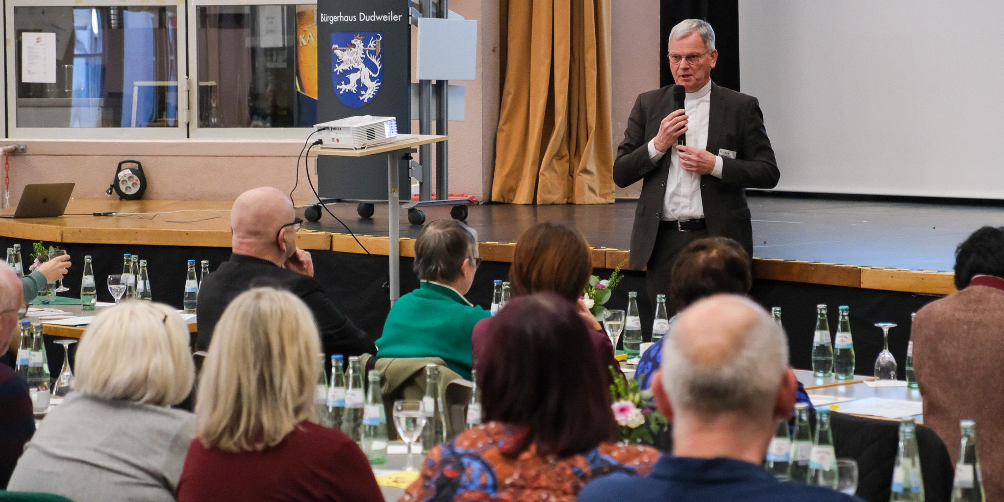 Generalvikar von Plettenberg spricht zu den Delegierten der Saarbrücker Synodalversammlung.