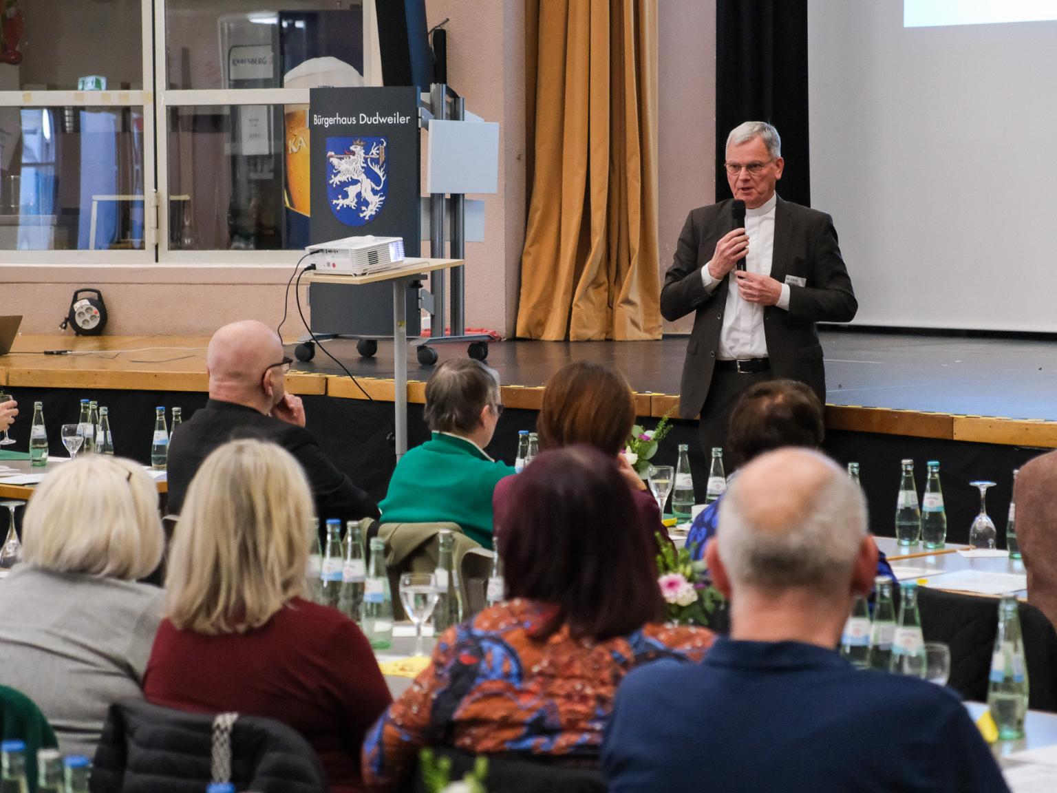 Generalvikar von Plettenberg spricht zu den Delegierten der Saarbrücker Synodalversammlung.