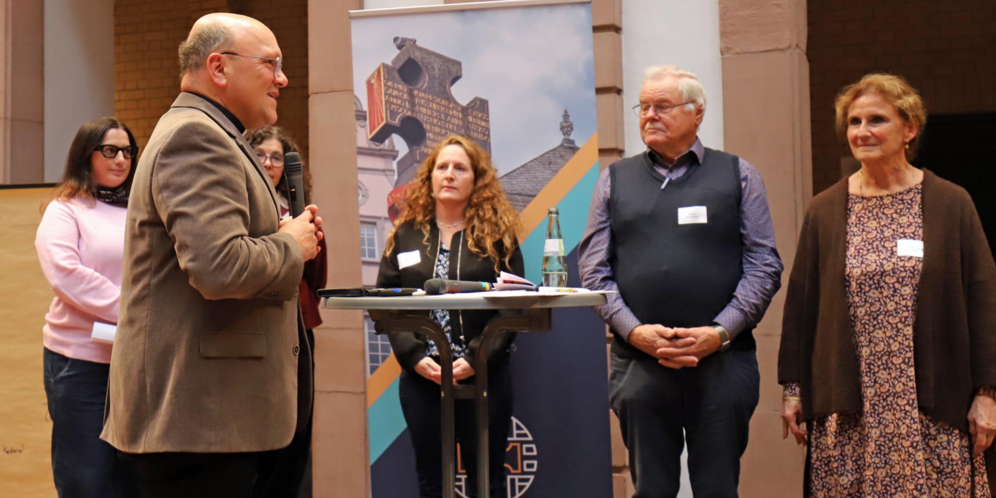 Dekan Markus Nicolay gratuliert den Neugewählten