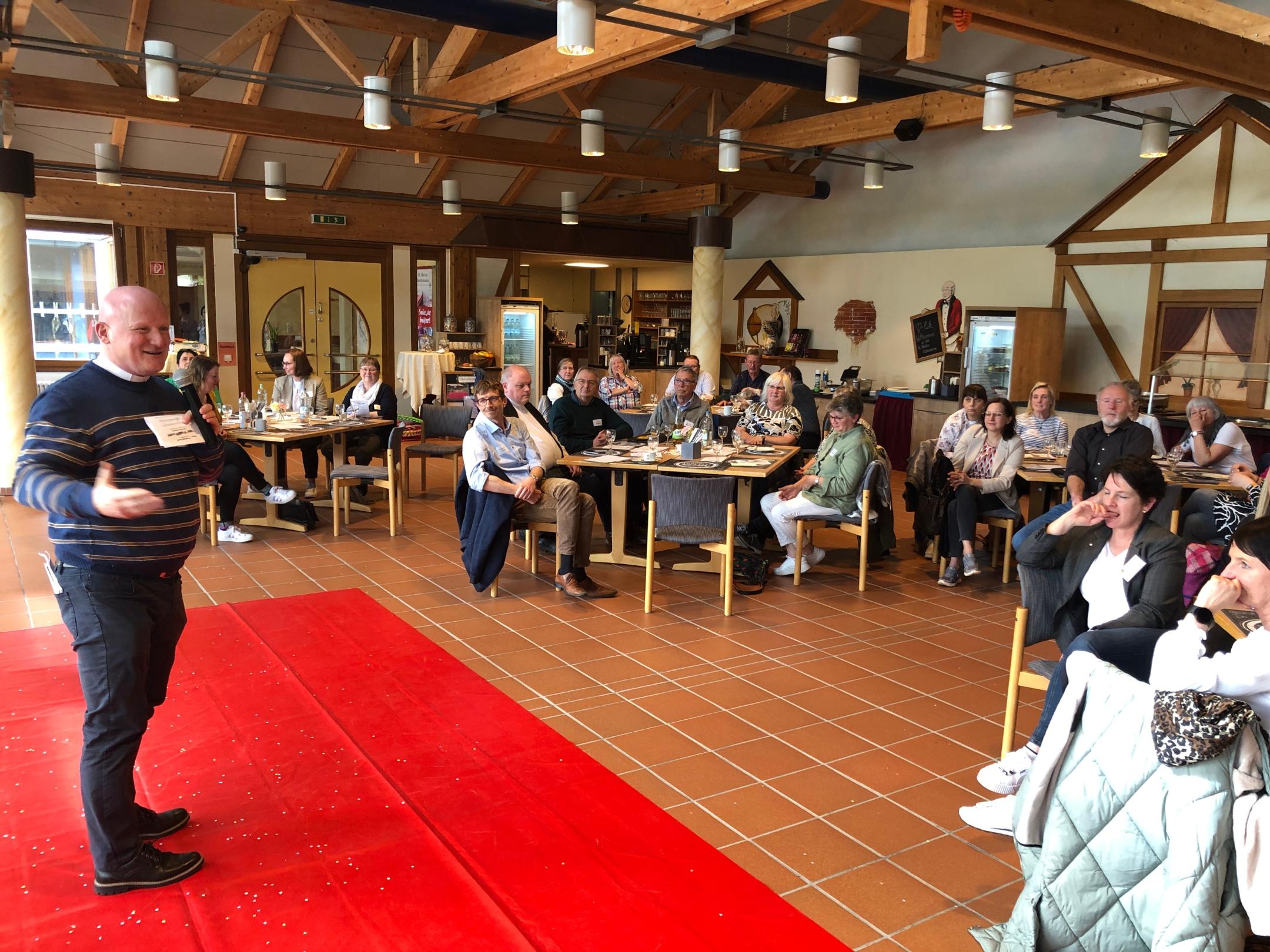 Dekan Michael Wilhelm aus dem Leitungsteam des Pastoralen Raums Kaisersesch begrüßt in Ulmen die Teilnehmenden der ersten Synodalversammlung.