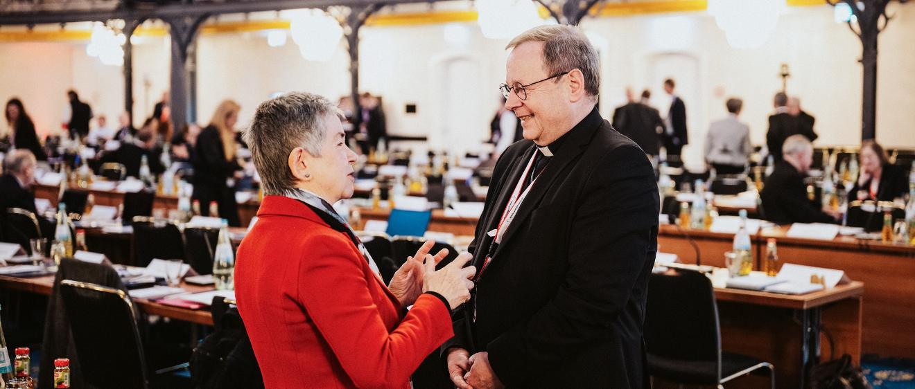 Irme Stetter-Karp und Bischof Georg Bätzing sprechen während einer Pause bei der Synodalversammlung in Stuttgart.