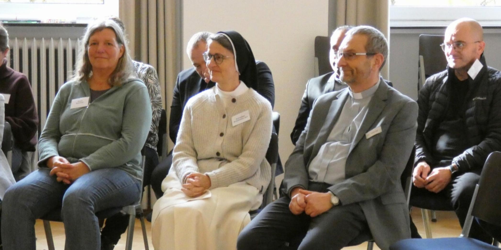 Schwester Scholastika Jurt (Mitte) vom Kloster Arenberg in Koblenz sprach im Rahmen der dritten Synodalversammlung im Pastoralen Raum Maifeld-Untermosel über das Thema 'Hoffnung'.