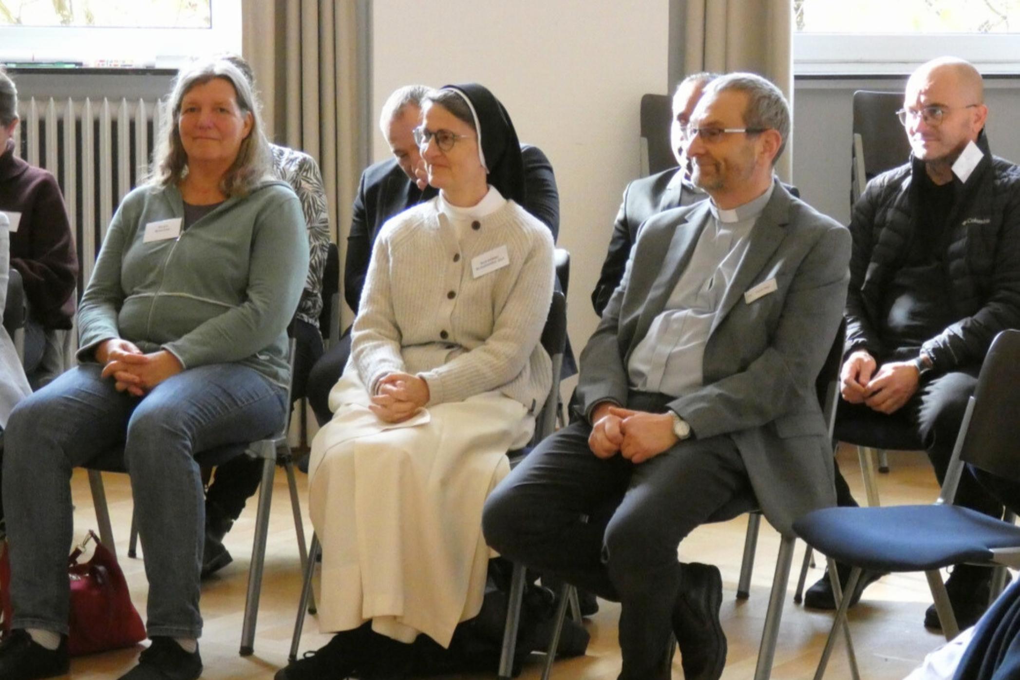 Schwester Scholastika Jurt (Mitte) vom Kloster Arenberg in Koblenz sprach im Rahmen der dritten Synodalversammlung im Pastoralen Raum Maifeld-Untermosel über das Thema 'Hoffnung'.