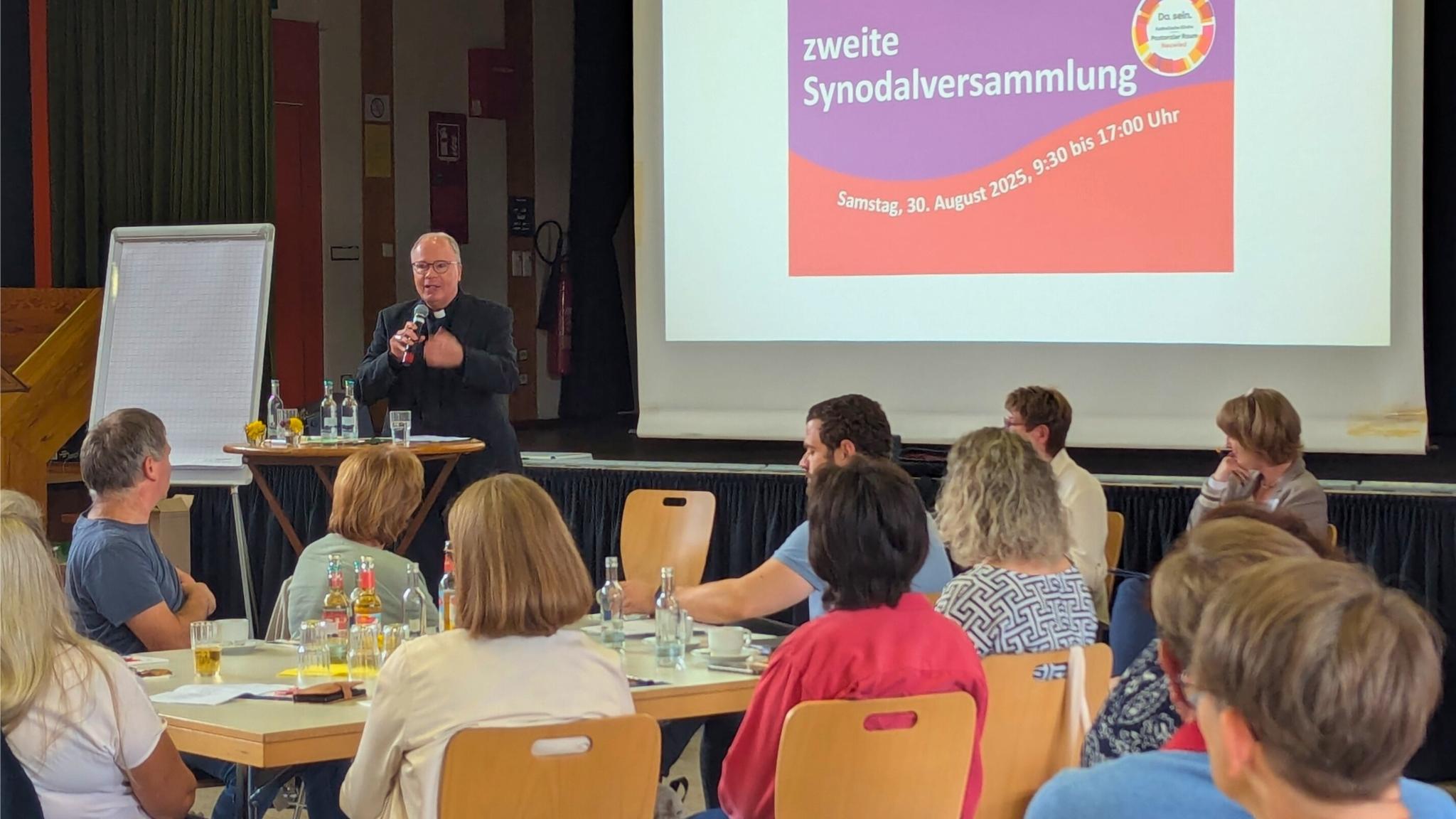 Der Trierer Bischof Dr. Stephan Ackermann nahm an der Synodalversammlung des Pastoralen Raums Neuwied teil.