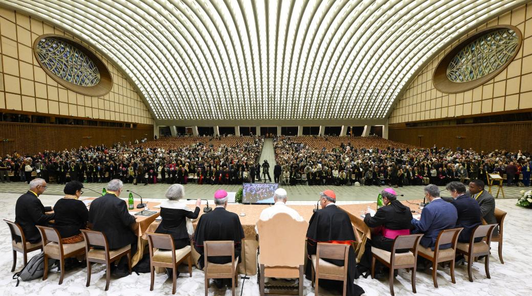 Synodenteilnehmer aus verschiedenen Ländern haben sich im Vatikan mit Papst Leo XIV. getroffen.