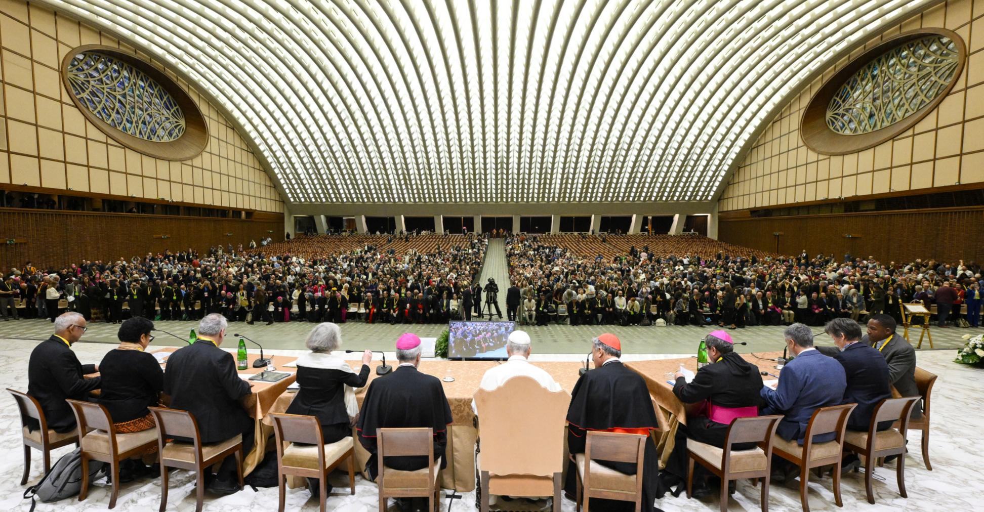 Synodenteilnehmer aus verschiedenen Ländern haben sich im Vatikan mit Papst Leo XIV. getroffen.