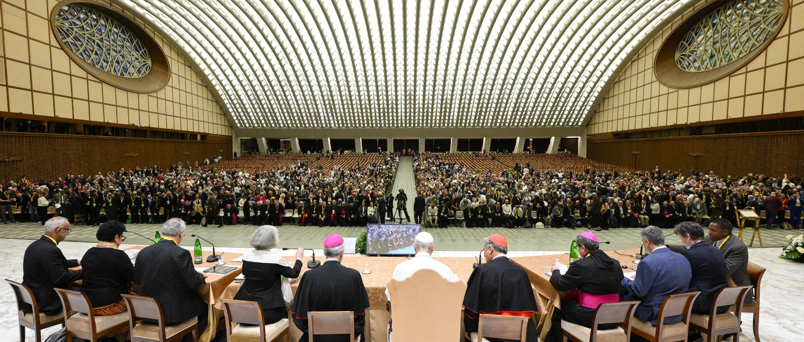 Synodenteilnehmer aus verschiedenen Ländern haben sich im Vatikan mit Papst Leo XIV. getroffen.