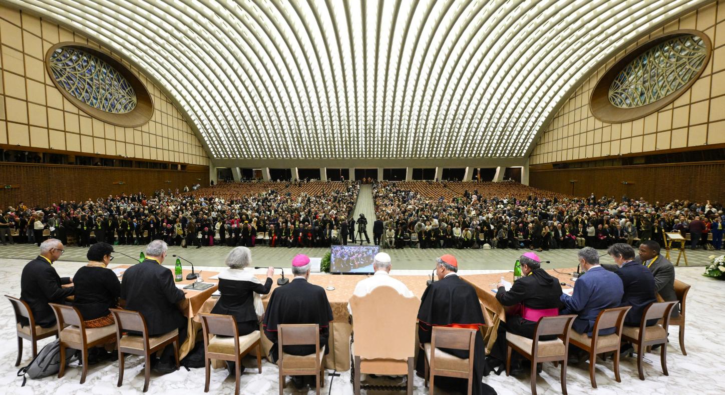 Synodenteilnehmer aus verschiedenen Ländern haben sich im Vatikan mit Papst Leo XIV. getroffen.