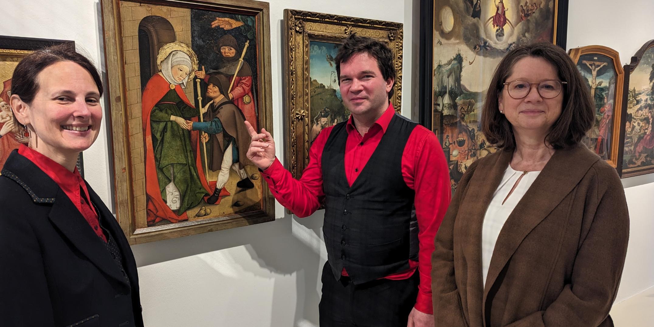 Museumsdirektorin Dr. Viola Skiba, Regisseur Marc-Bernhard Gleißner und Mechthild Schabo, Leiterin des Bereichs Seelsorge und Kirchenentwicklung im Bischöflichen Generalvikariat Trier, vor dem Gemälde „Die Werke der Barmherzigkeit“.