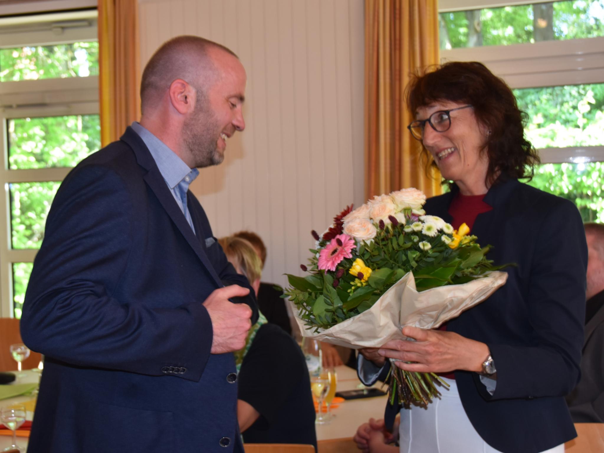 Dirk Hennen, Diözesan-Beauftragter für die Telefonseelsorge, verabschiedet Heidrun Mohren-Dörrenbächer.