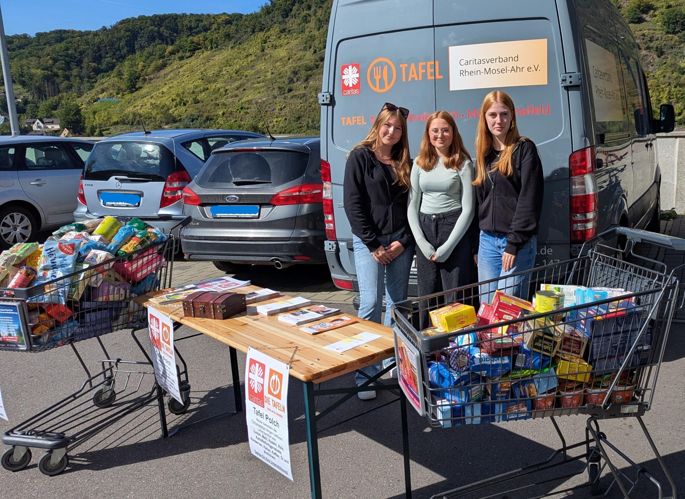 Tafel-Projekt der Firmbewerber*innen am Edeka in Alken