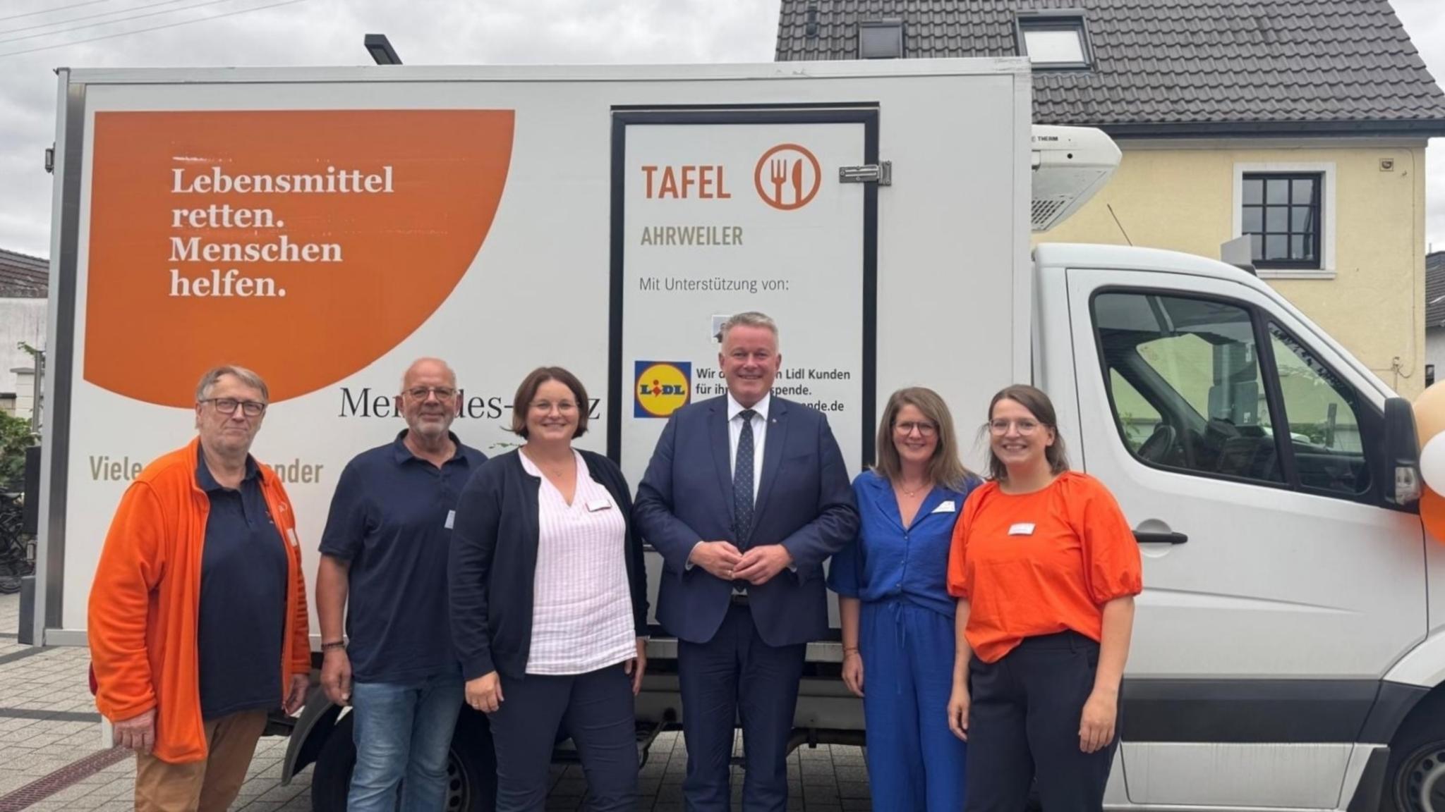 Kuno Herchenbach (Ehrenamtlicher), Ralf Eggert (Ehrenamtlicher), Christiane Böttcher (stellvertretende Caritasdirektorin und Bereichsleitung Soziale Dienste), Ministerpräsident Gordon Schnieder, Ann-Cathrin Zinken (Fachdienstleitung Sozialraum & Ehrenamt), Laura Dedenbach (Koordinatorin Tafel Ahrweiler)