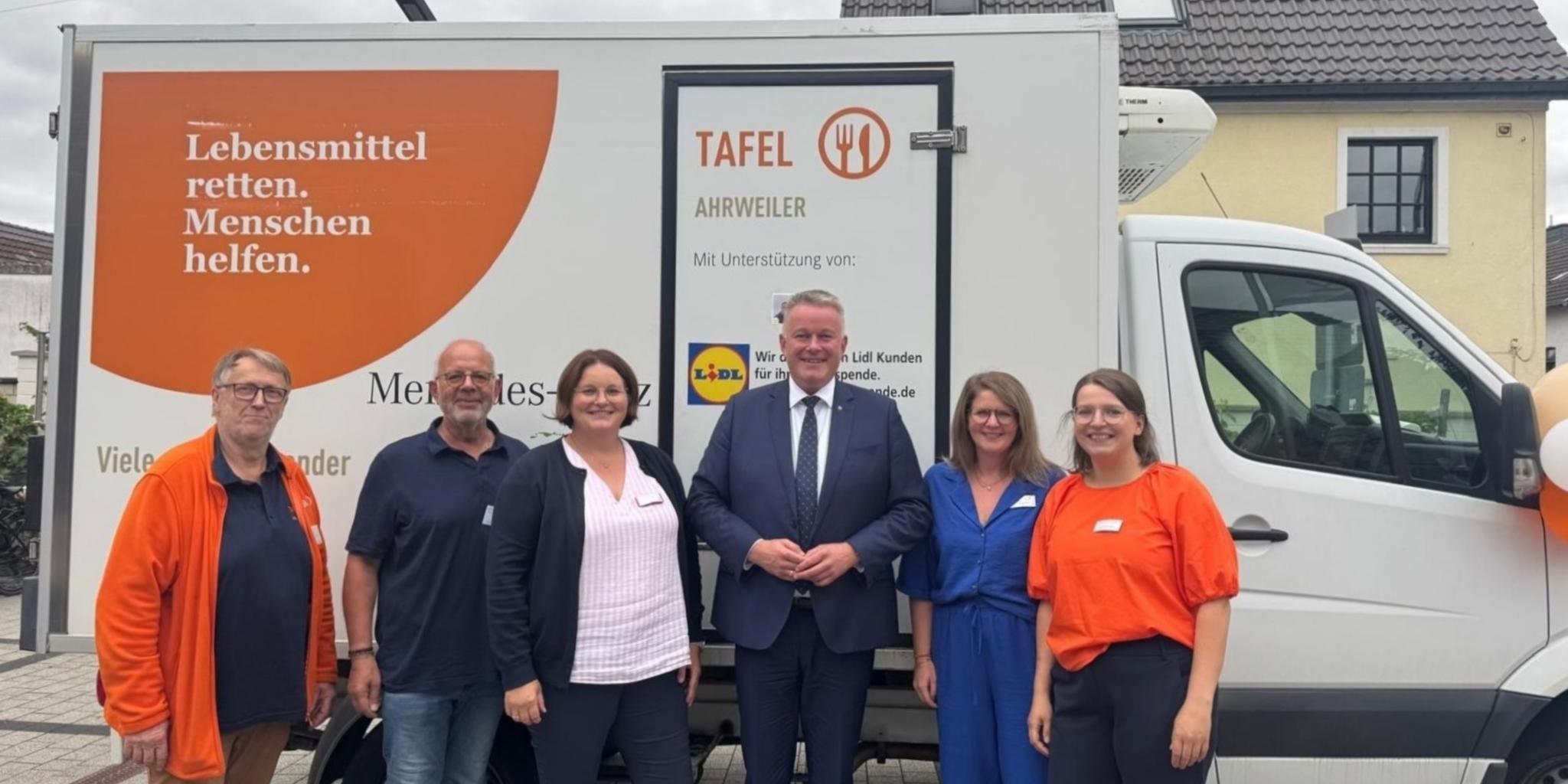 Kuno Herchenbach (Ehrenamtlicher), Ralf Eggert (Ehrenamtlicher), Christiane Böttcher (stellvertretende Caritasdirektorin und Bereichsleitung Soziale Dienste), Ministerpräsident Gordon Schnieder, Ann-Cathrin Zinken (Fachdienstleitung Sozialraum & Ehrenamt), Laura Dedenbach (Koordinatorin Tafel Ahrweiler)