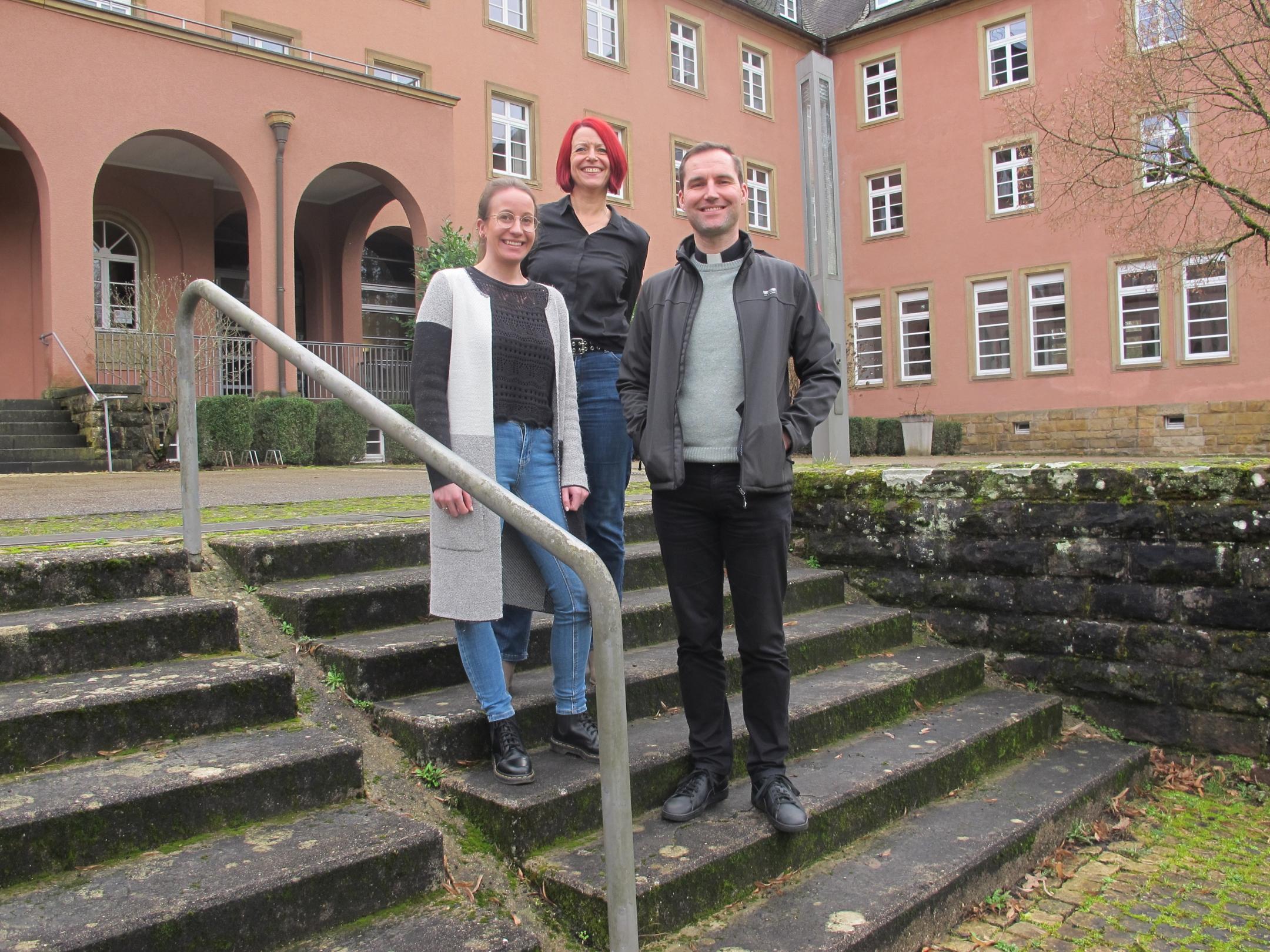 Das Team des Jugendhauses: Jacqueline Maron, Pamela Diederichs und Jugendpfarrer Peter Zillgen.