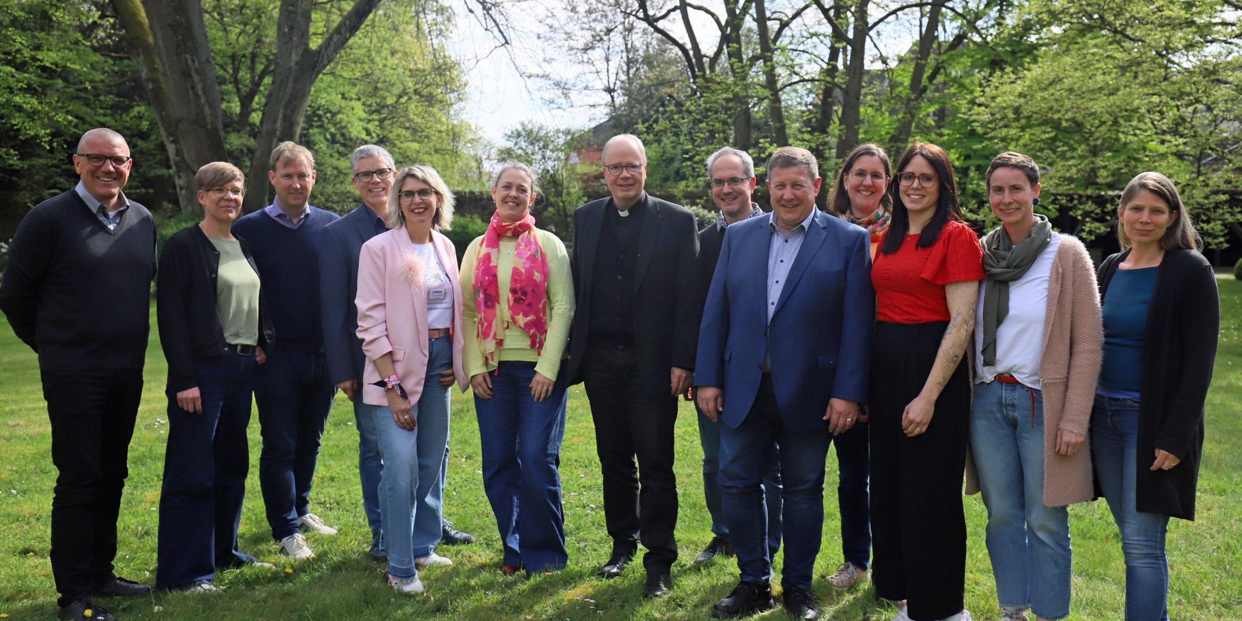 Die Teams mit Bereichsleiter Matthias Struth, Kerstin Knopp in Vertretung für Georg Binninger (links außen), Abteilungsleitung Kindertageseinrichtungen BGV ,sowie Bischof Ackermann