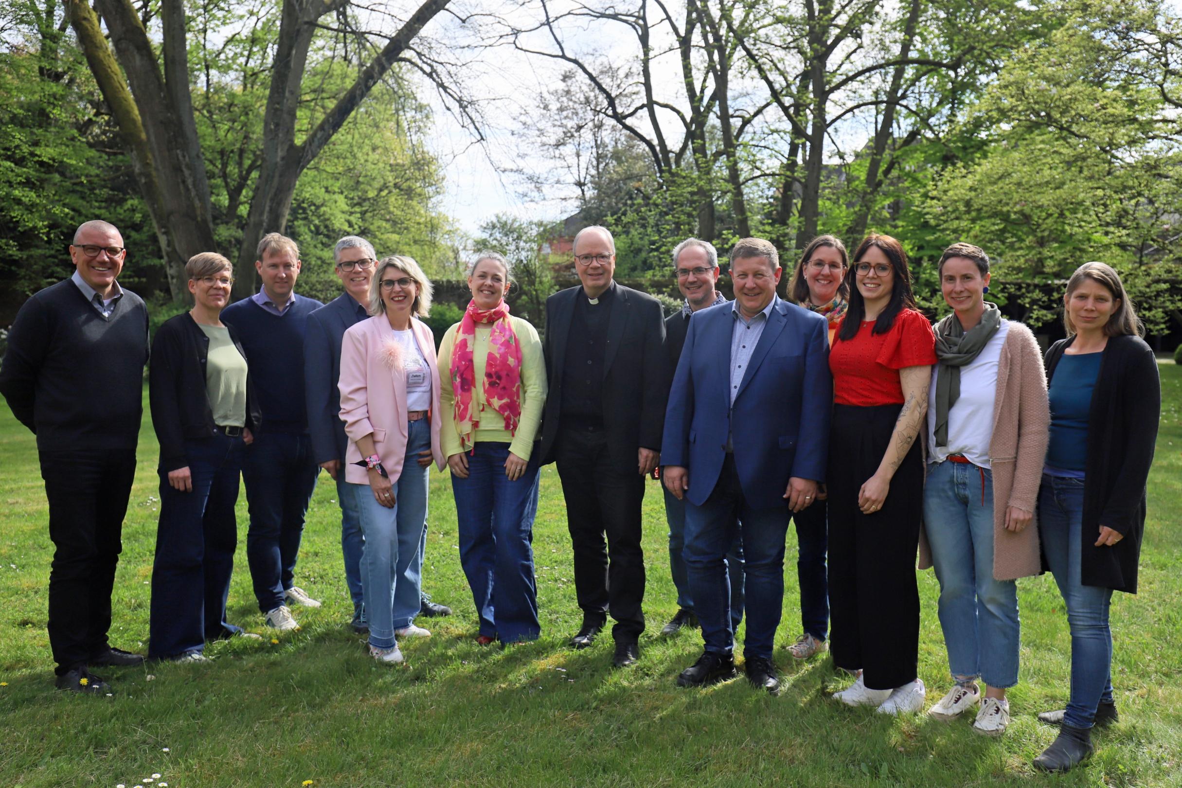 Die Teams mit Bereichsleiter Matthias Struth, Kerstin Knopp in Vertretung für Georg Binninger (links außen), Abteilungsleitung Kindertageseinrichtungen BGV ,sowie Bischof Ackermann