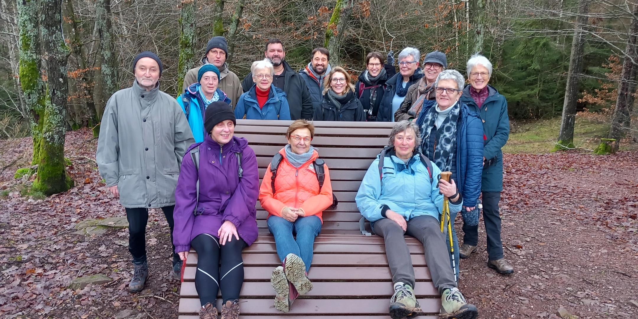 Teilnehmende des Hoffnungsschimmer-Projektes auf dem Pilgerweg rund um den See in Losheim.